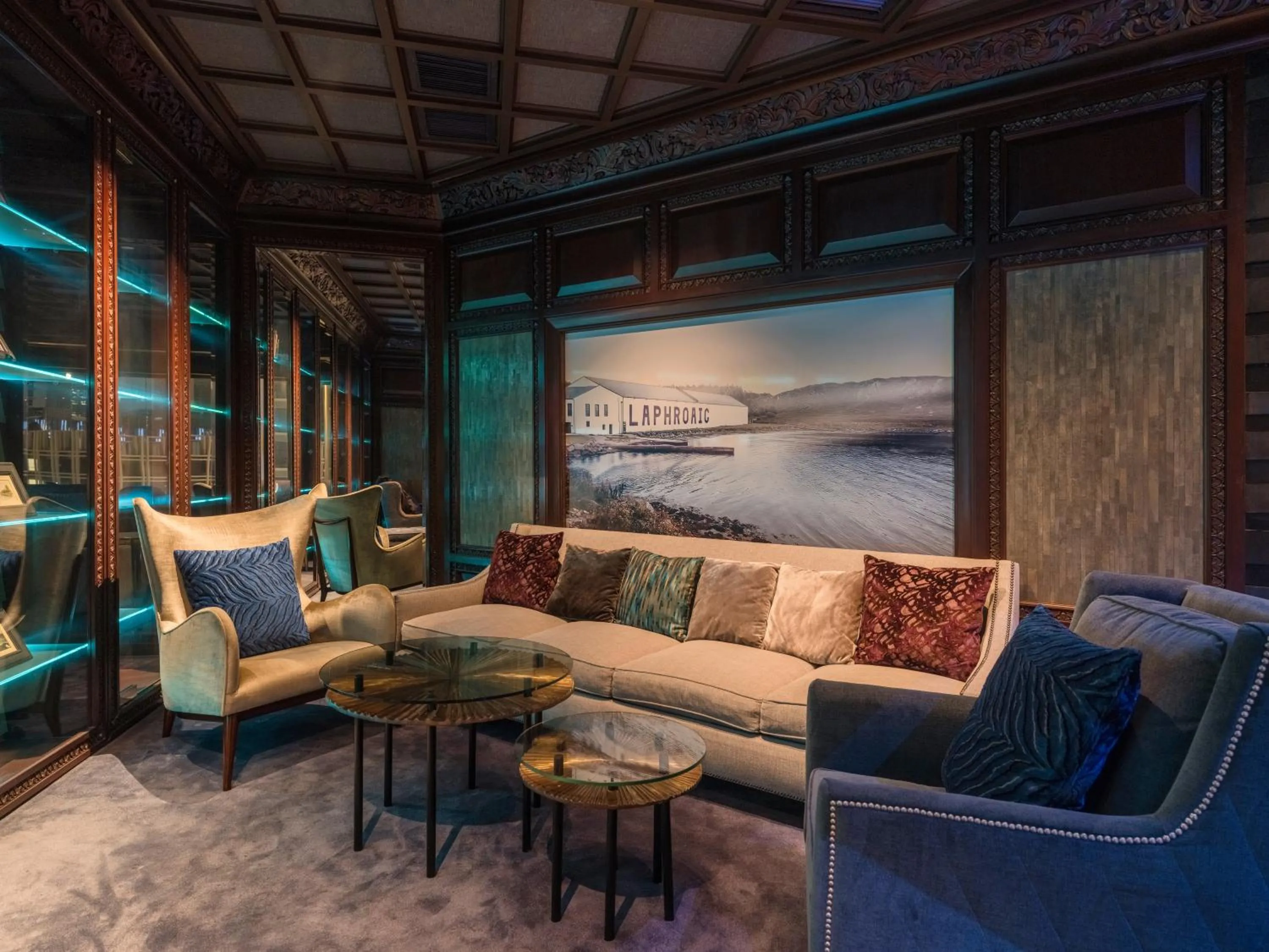 Lounge or bar in Crowne Plaza Bangkok Lumpini Park by IHG