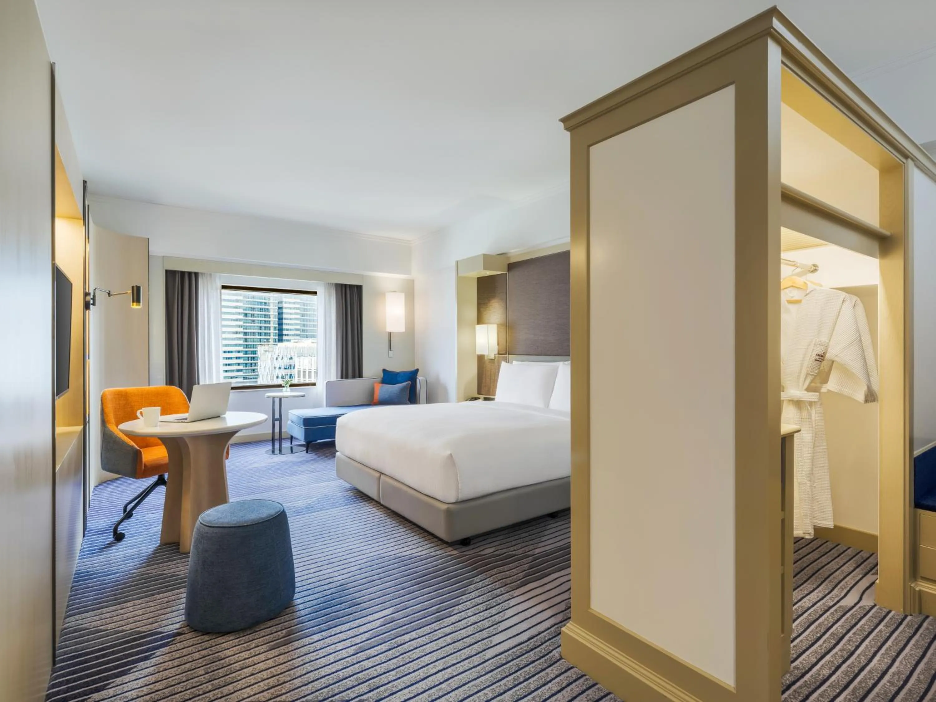 Bedroom, Bed in Crowne Plaza Bangkok Lumpini Park by IHG