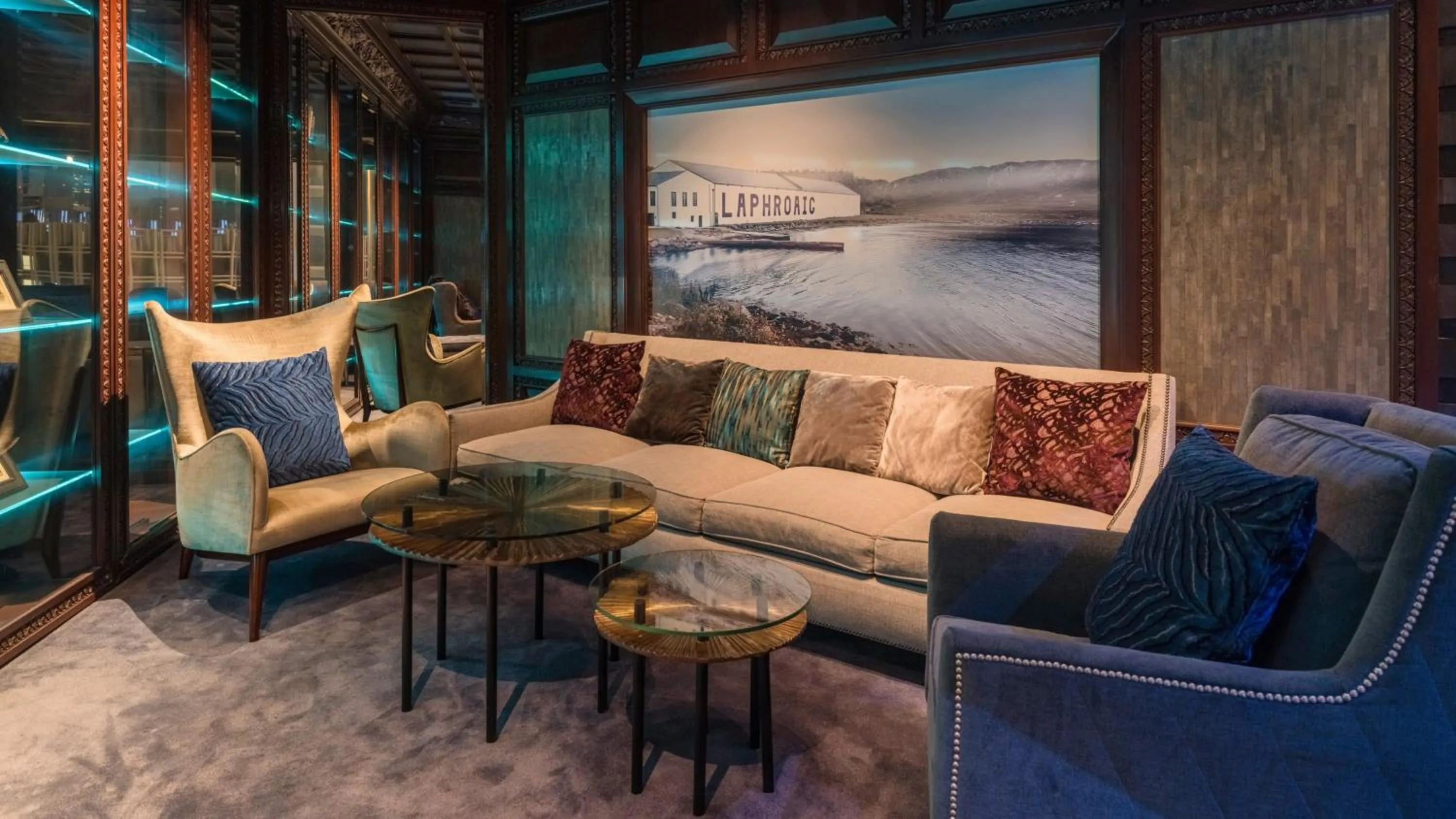 Lounge or bar in Crowne Plaza Bangkok Lumpini Park by IHG