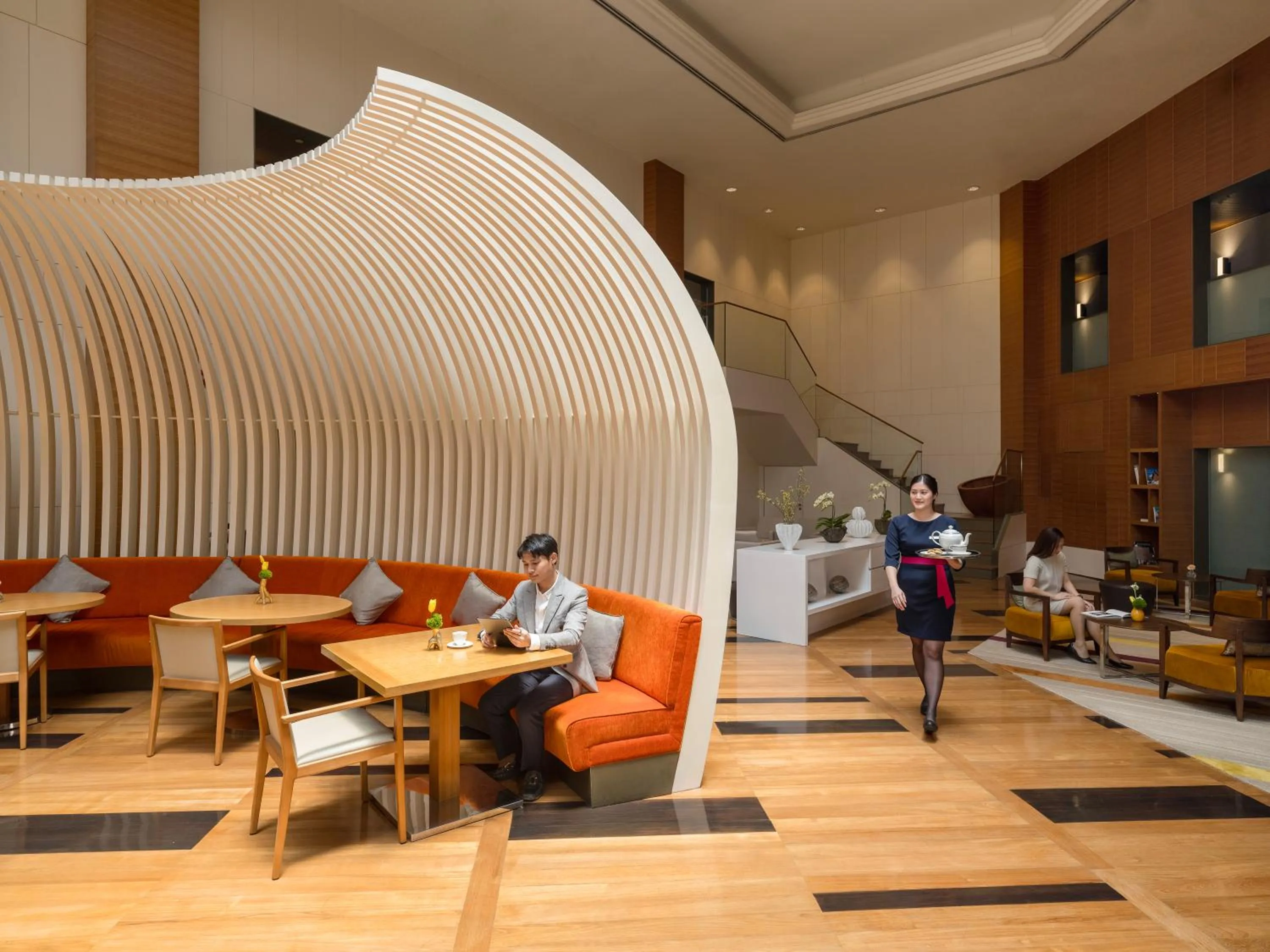 Lounge or bar in Crowne Plaza Bangkok Lumpini Park by IHG