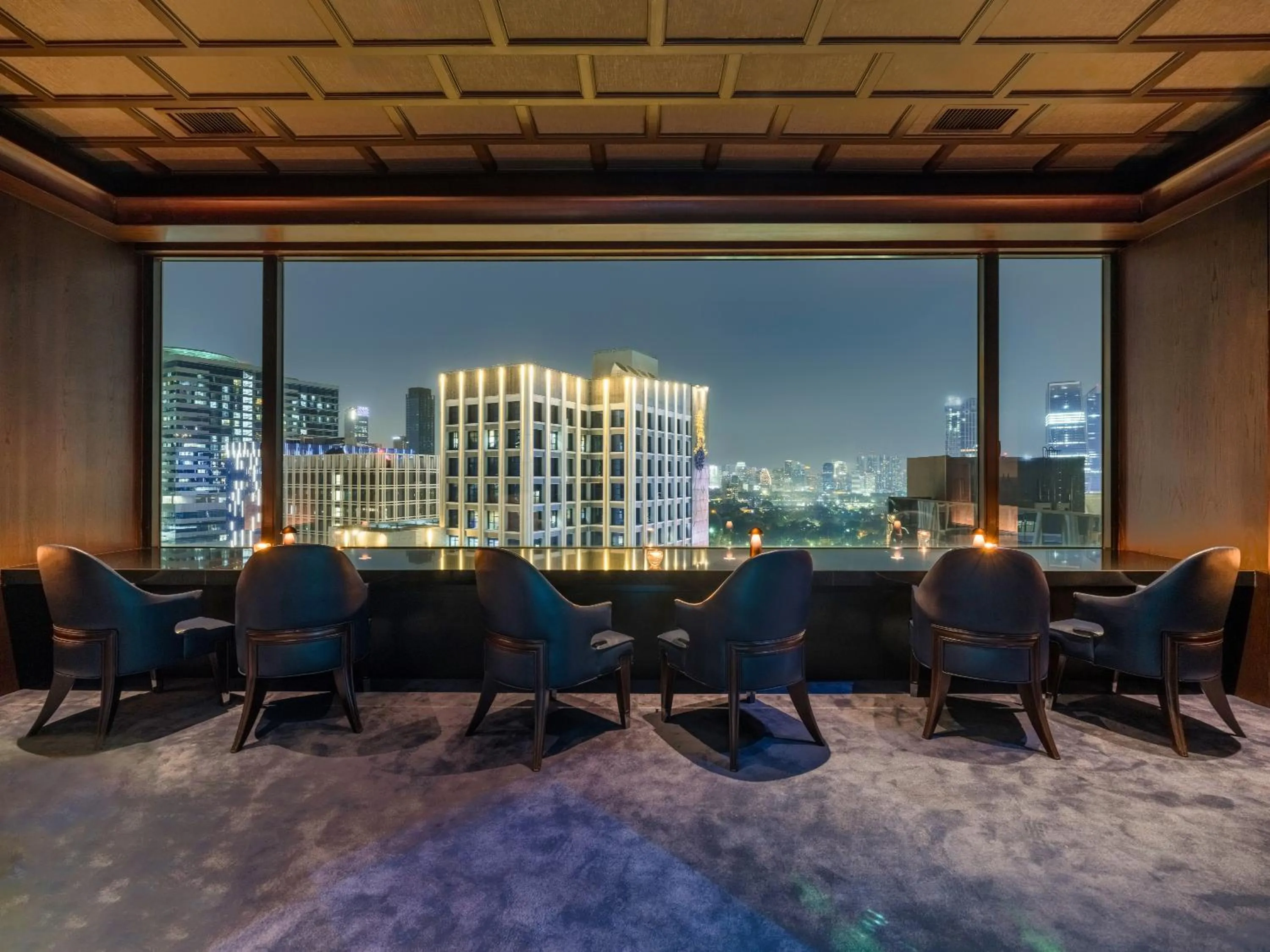 Lounge or bar in Crowne Plaza Bangkok Lumpini Park by IHG