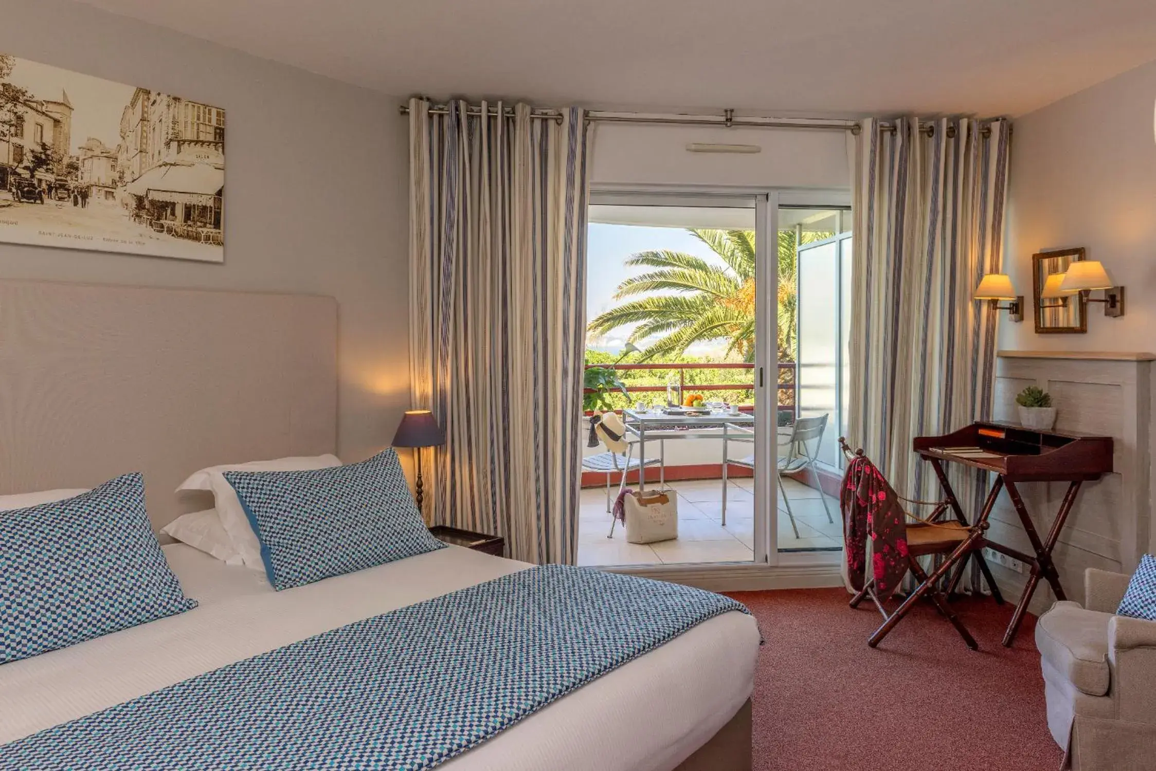 Bed in Hôtel La Réserve Bed in Hôtel La Réserve