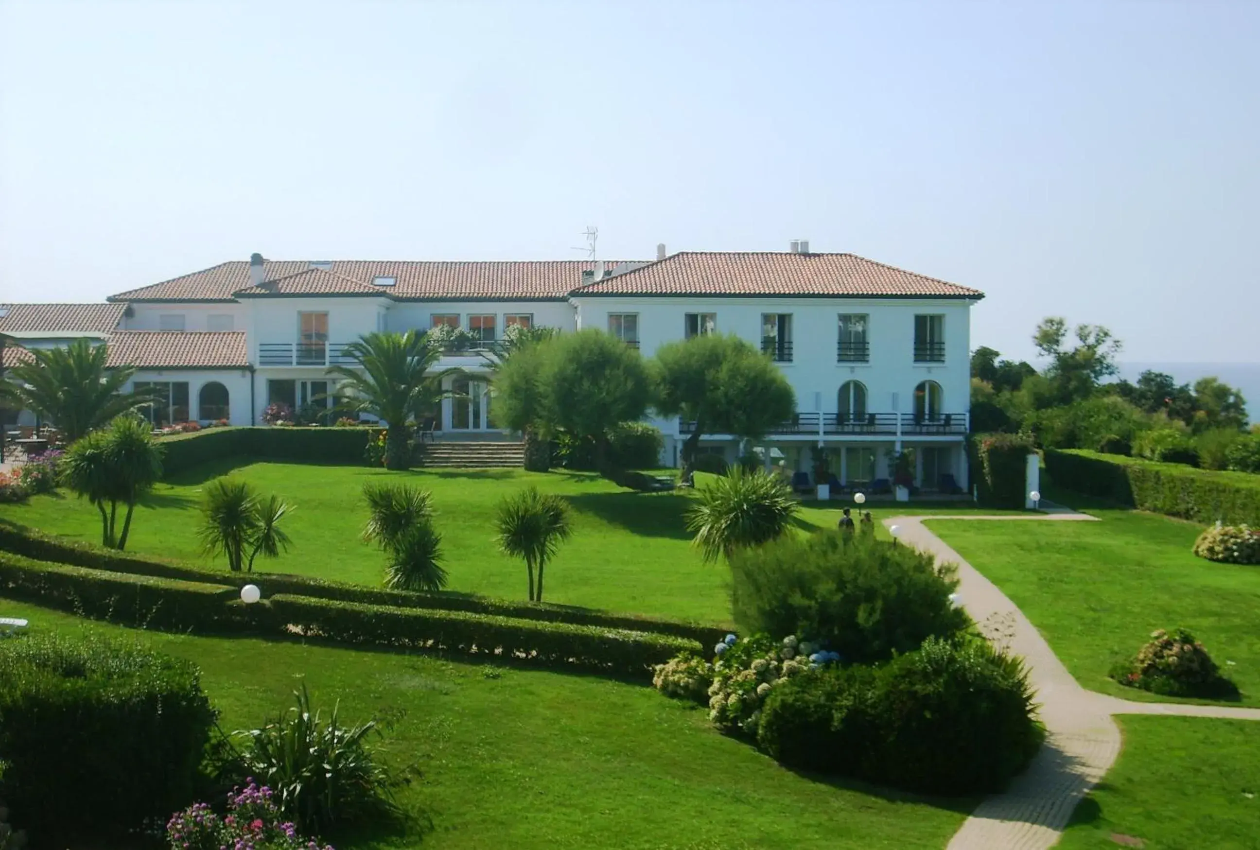 Facade/entrance in Hôtel La Réserve Facade/entrance in Hôtel La Réserve