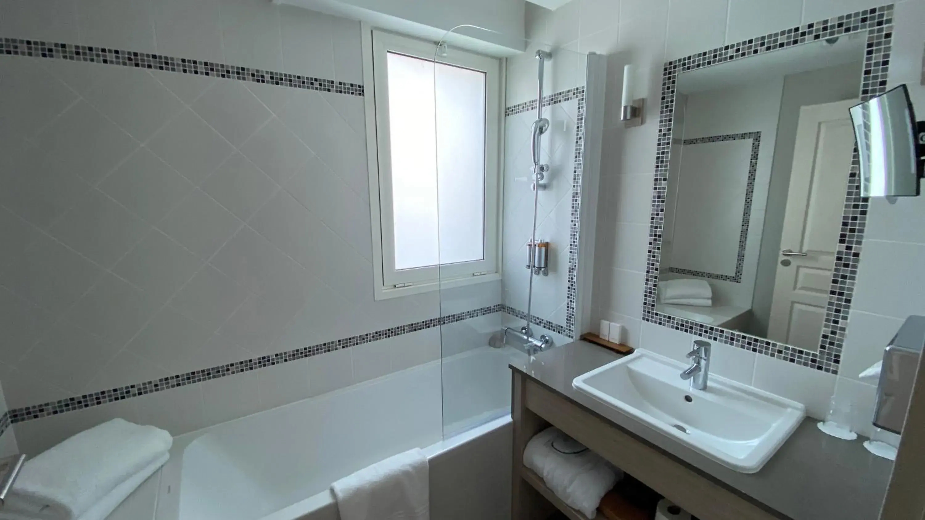 Bathroom in Hôtel La Réserve Bathroom in Hôtel La Réserve