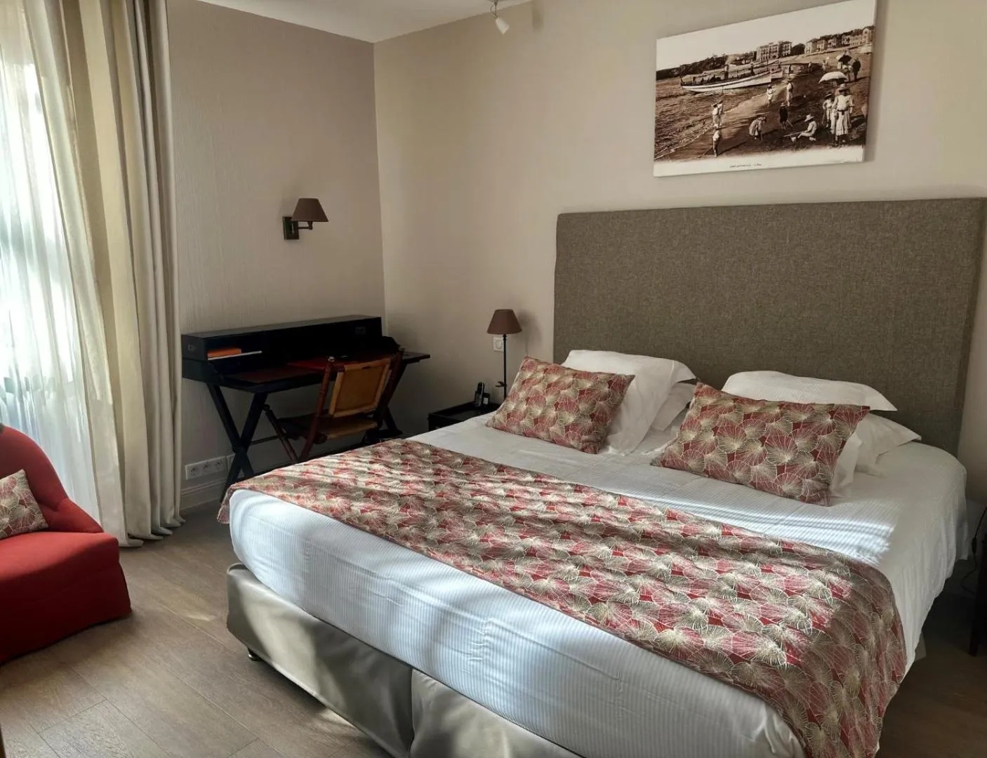 Bedroom in Hôtel La Réserve