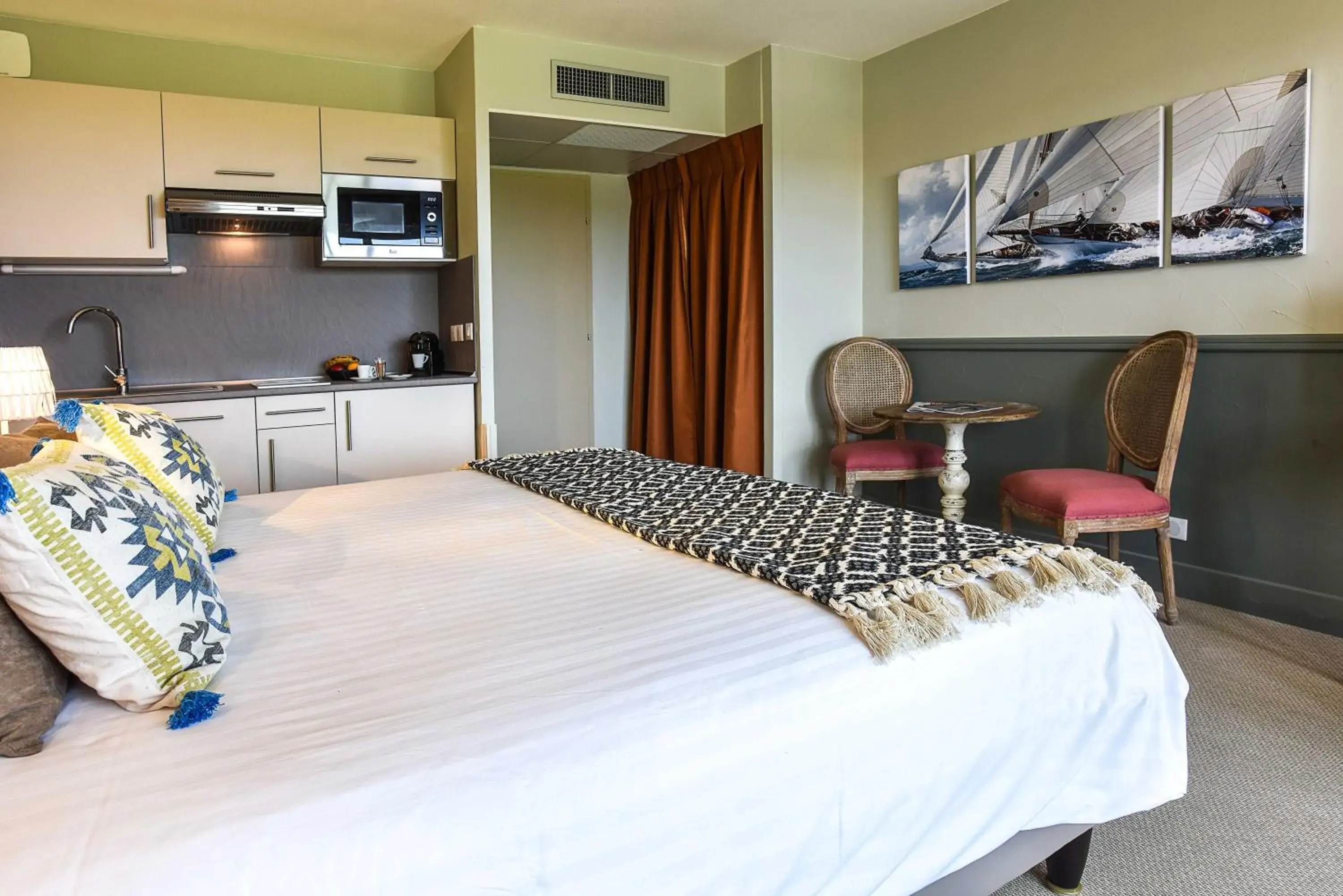 Kitchen or kitchenette, Bed in Hôtel La Réserve Kitchen or kitchenette, Bed in Hôtel La Réserve