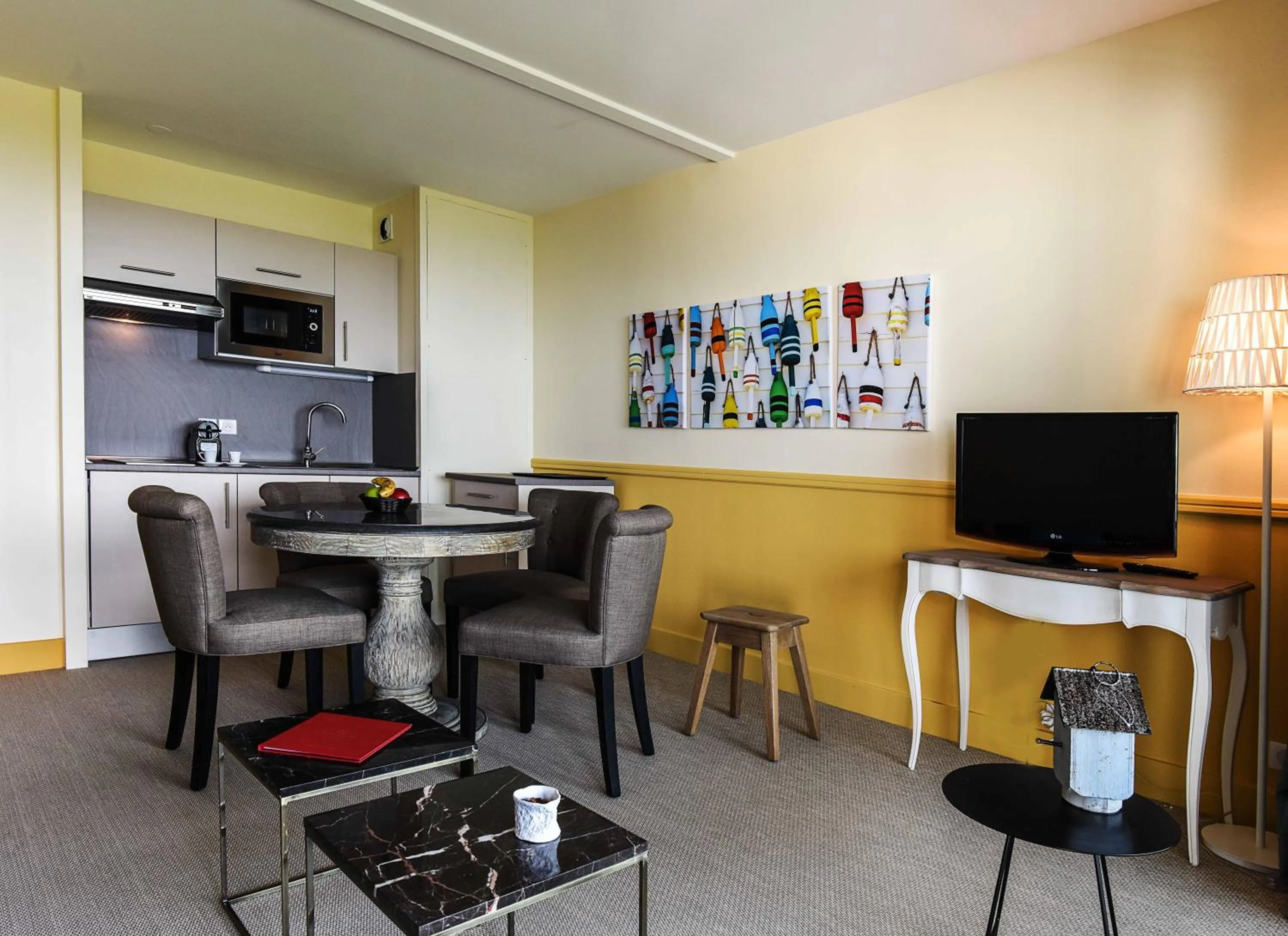 Kitchen or kitchenette in Hôtel La Réserve