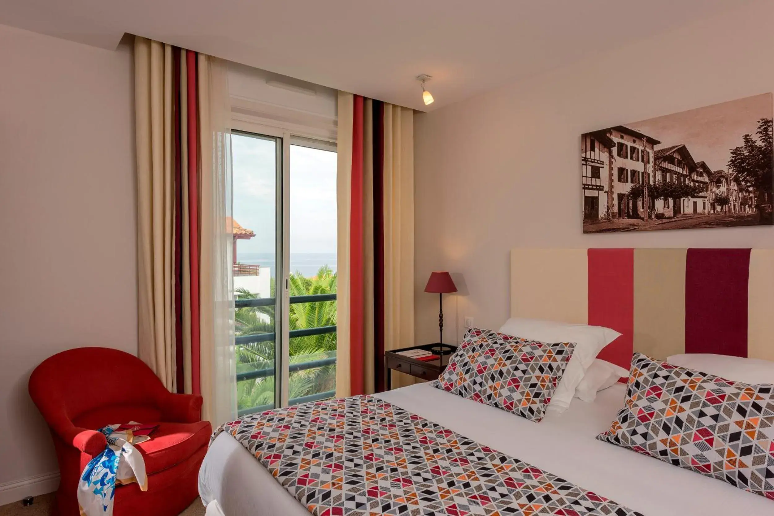 Photo of the whole room, Bed in Hôtel La Réserve Photo of the whole room, Bed in Hôtel La Réserve