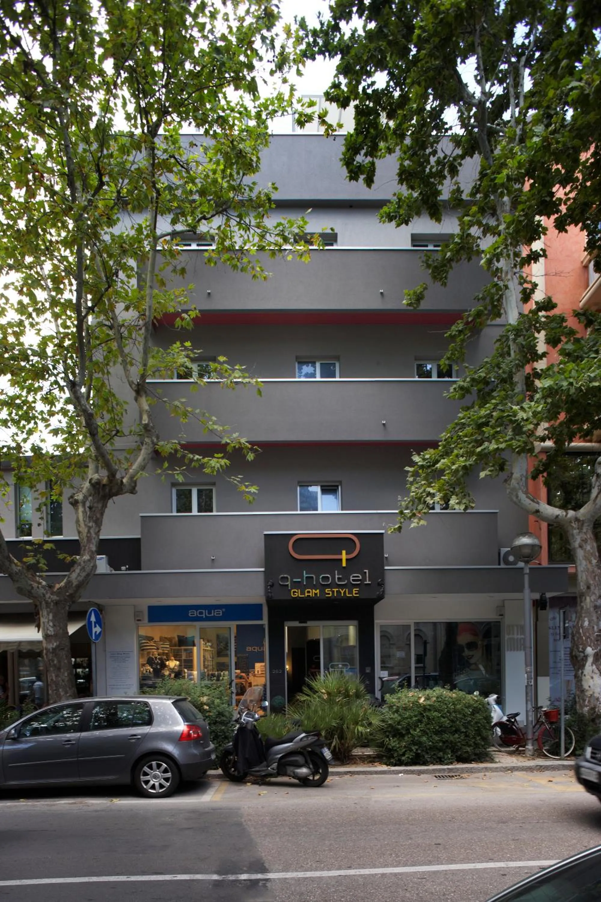 Facade/entrance in Q Hotel