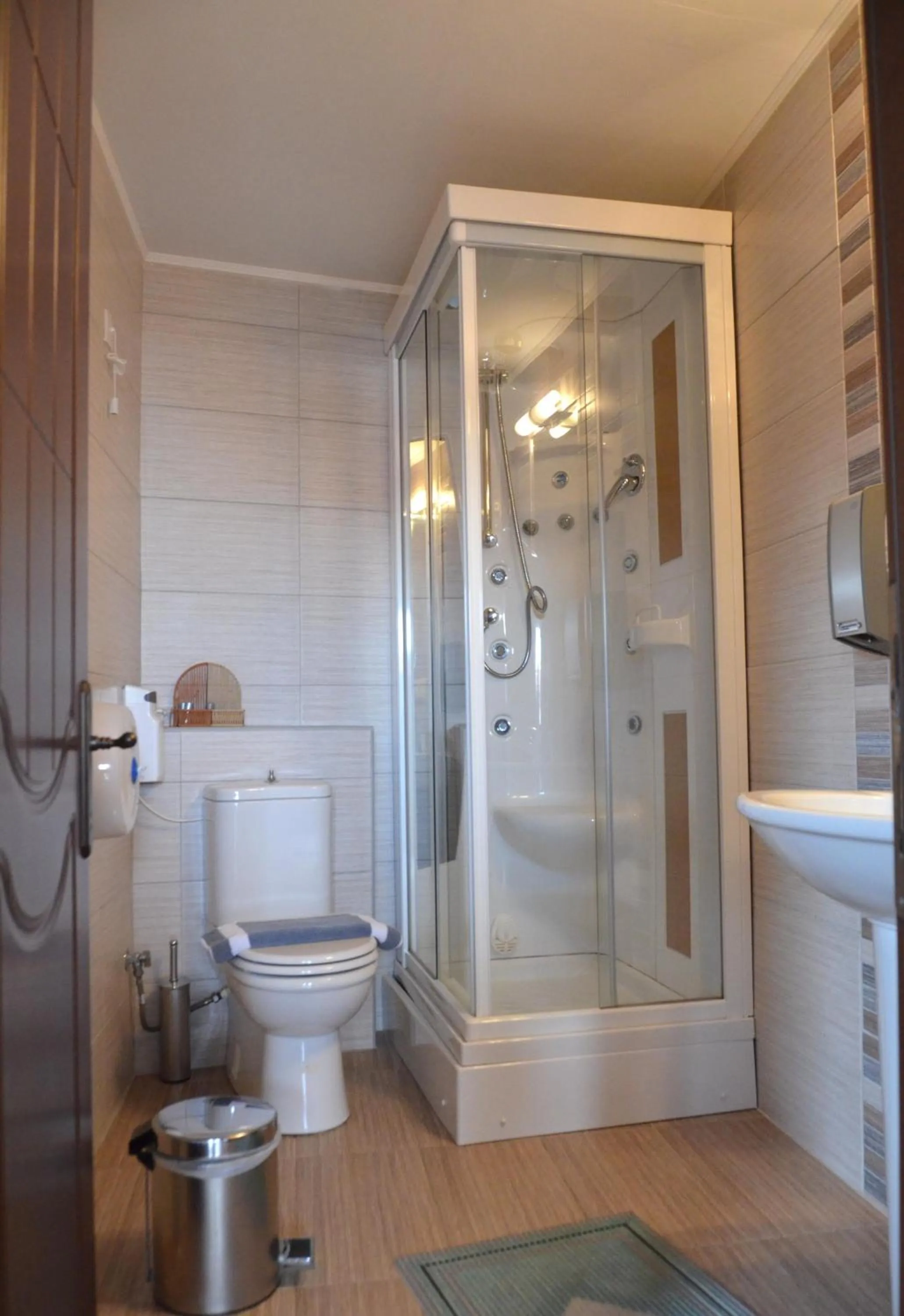 Bathroom in Gioras Hotel