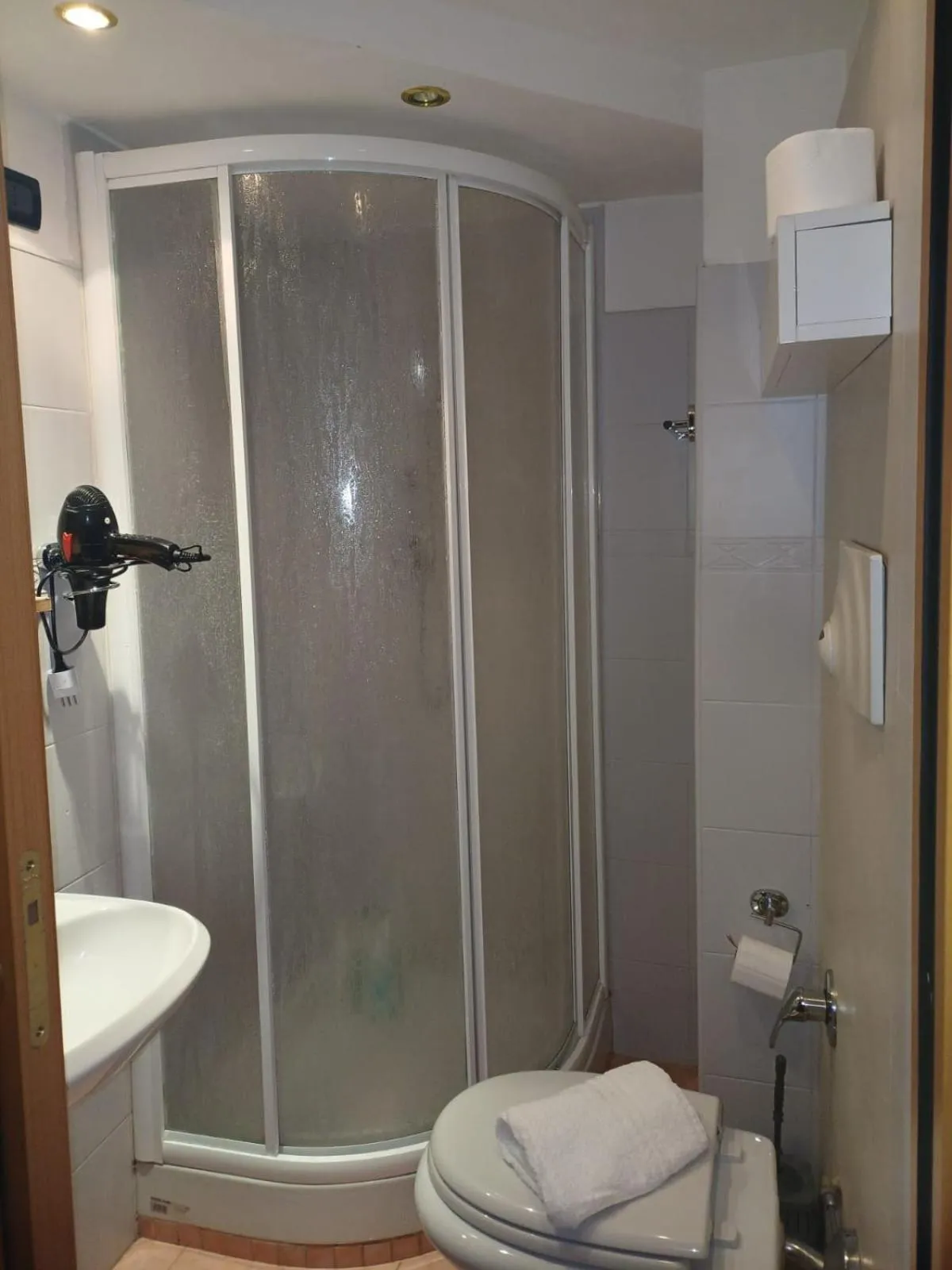 Shower in B&B 30 mt dal Duomo