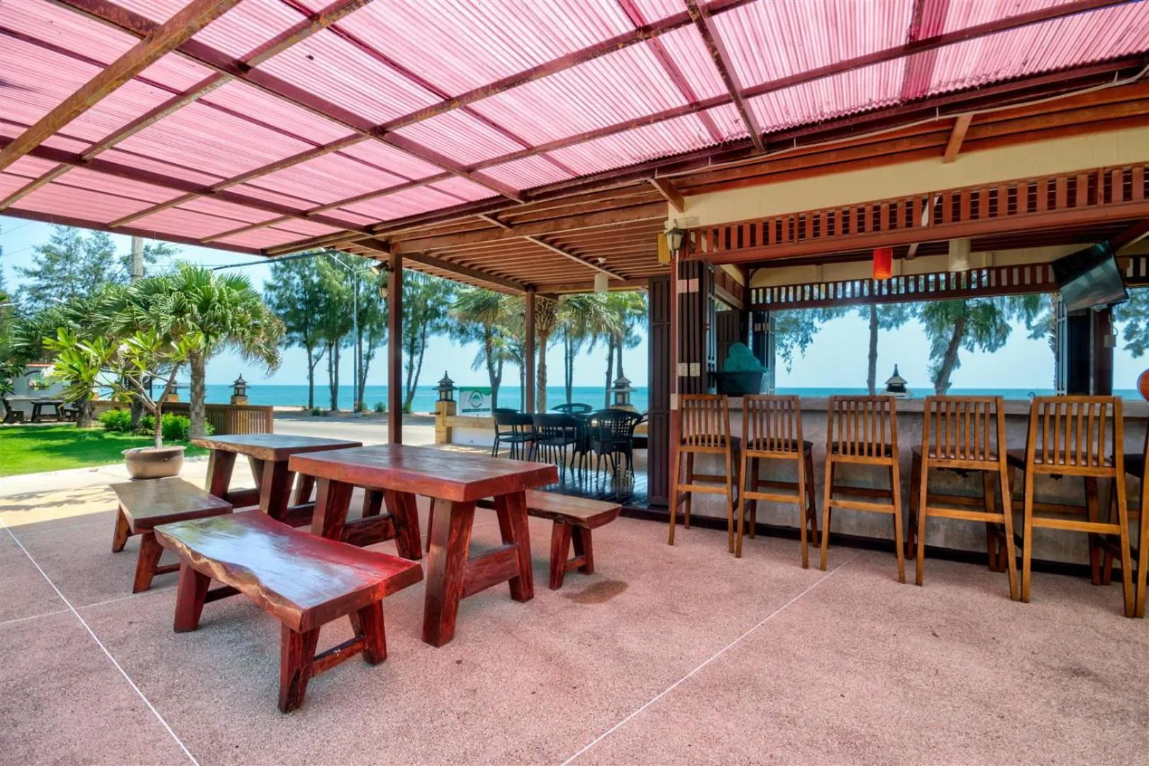 BBQ facilities in Palm Beach Resort