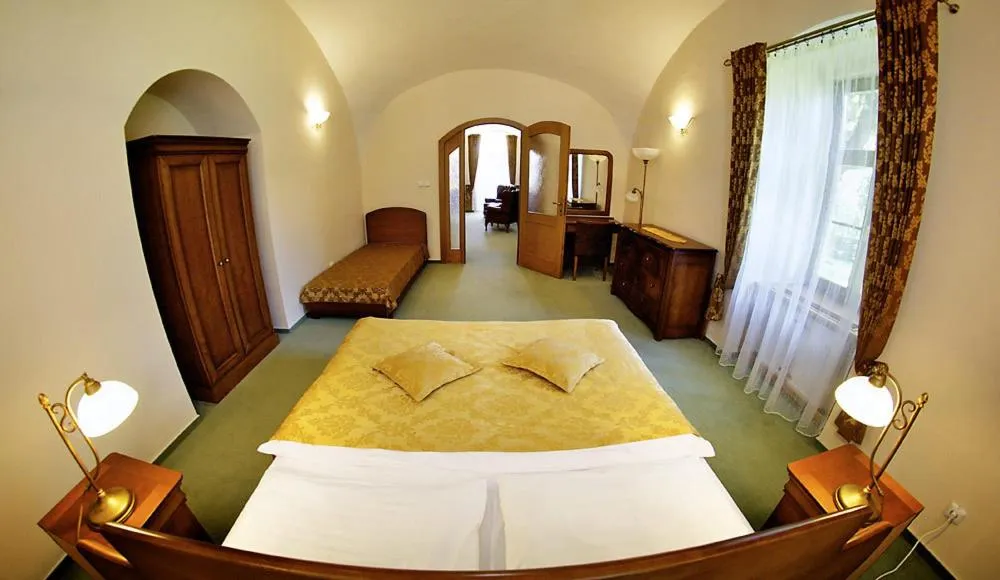 Photo of the whole room, Bed in Kastiel Lucivna