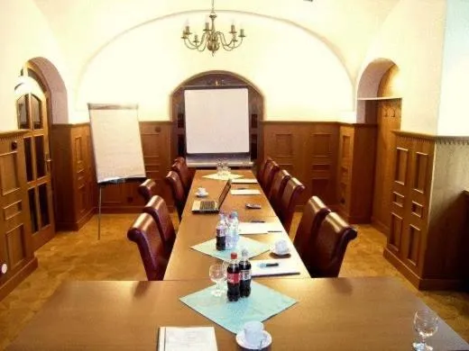 Business facilities in Kastiel Lucivna