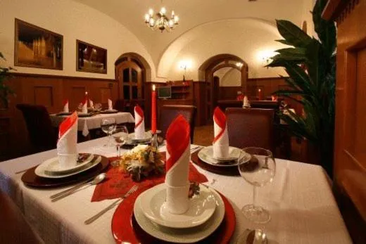 Restaurant/places to eat in Kastiel Lucivna