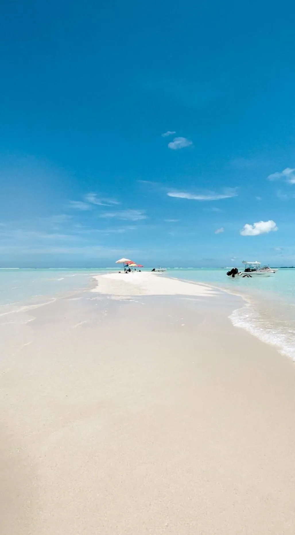 Beach in Araamu Hotels Maldives at Dhiffushi