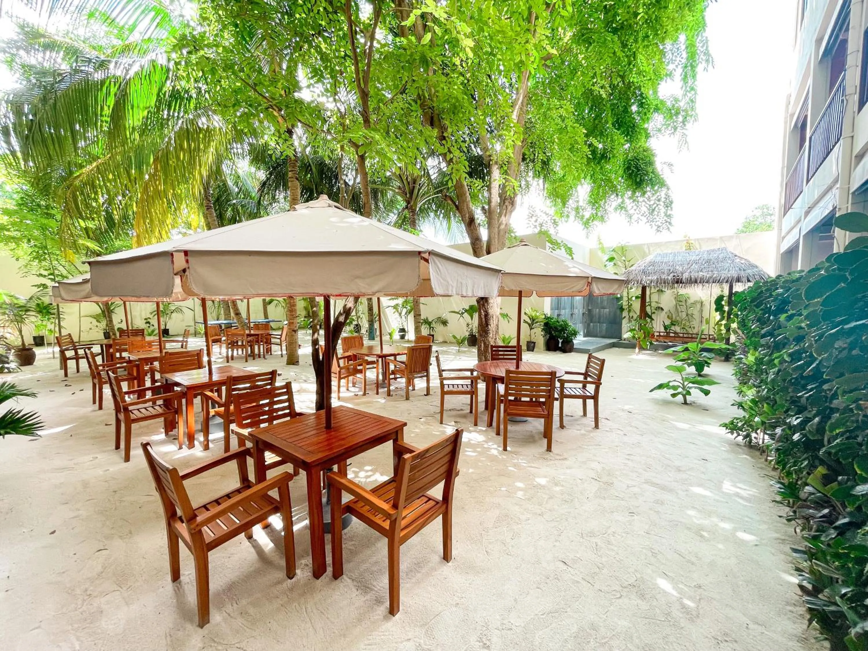 Restaurant/places to eat in Araamu Hotels Maldives at Dhiffushi