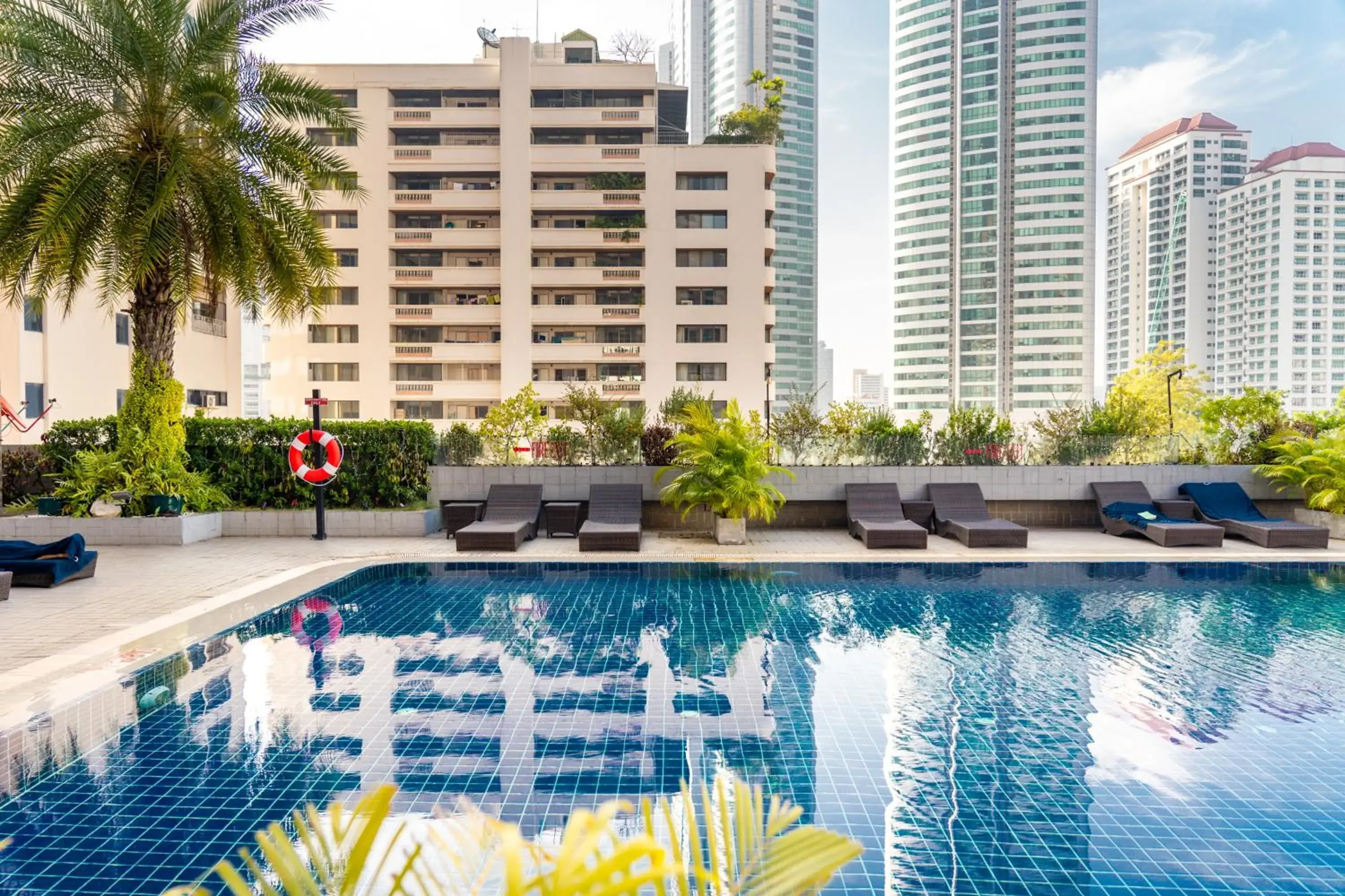 Swimming pool in Rembrandt Hotel Bangkok Swimming pool in Rembrandt Hotel Bangkok