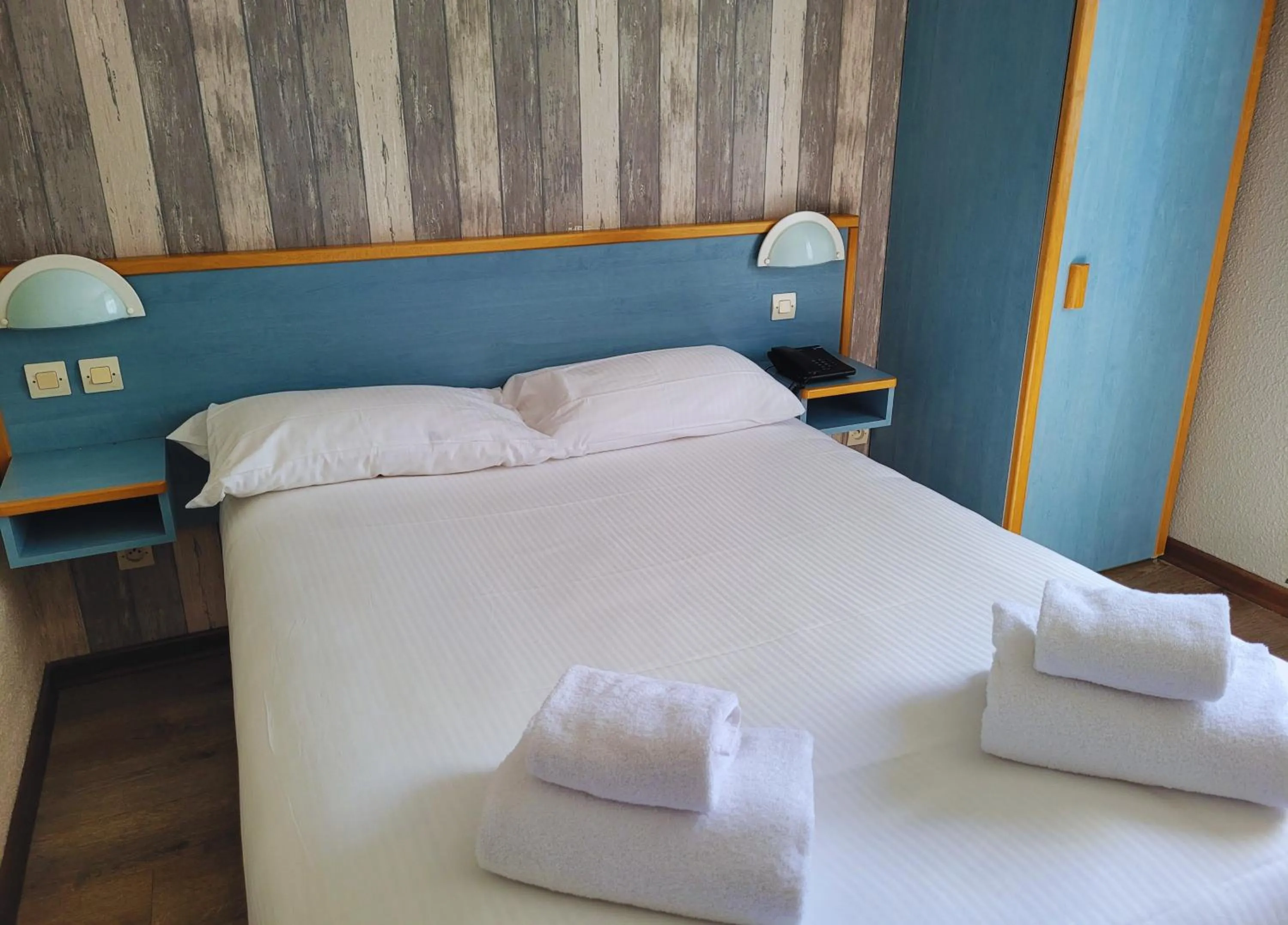 Property building, Bed in Hotel Restaurant Les Chataigniers