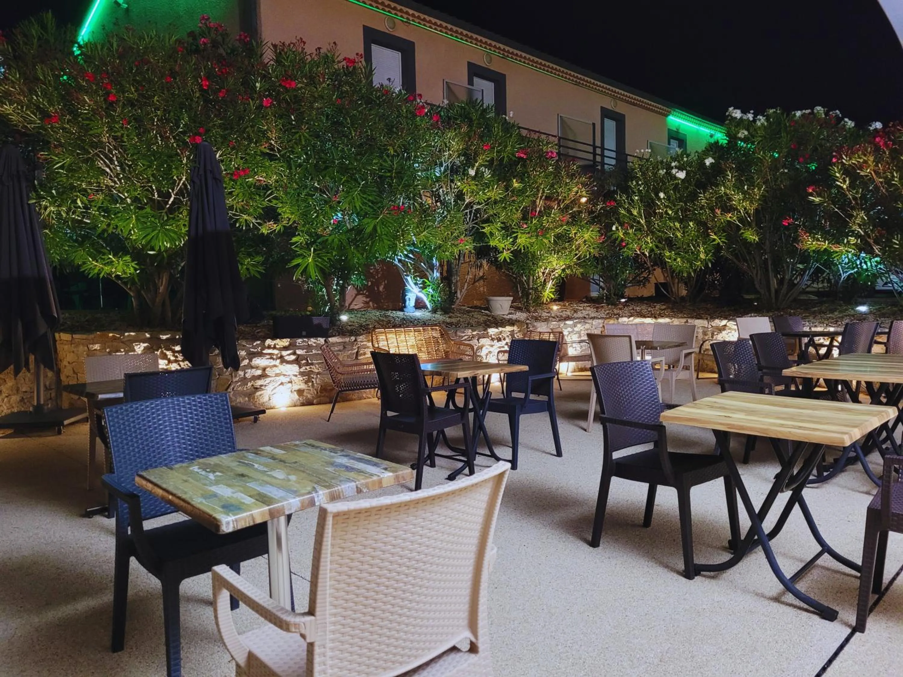 Patio in Hotel Restaurant Les Chataigniers