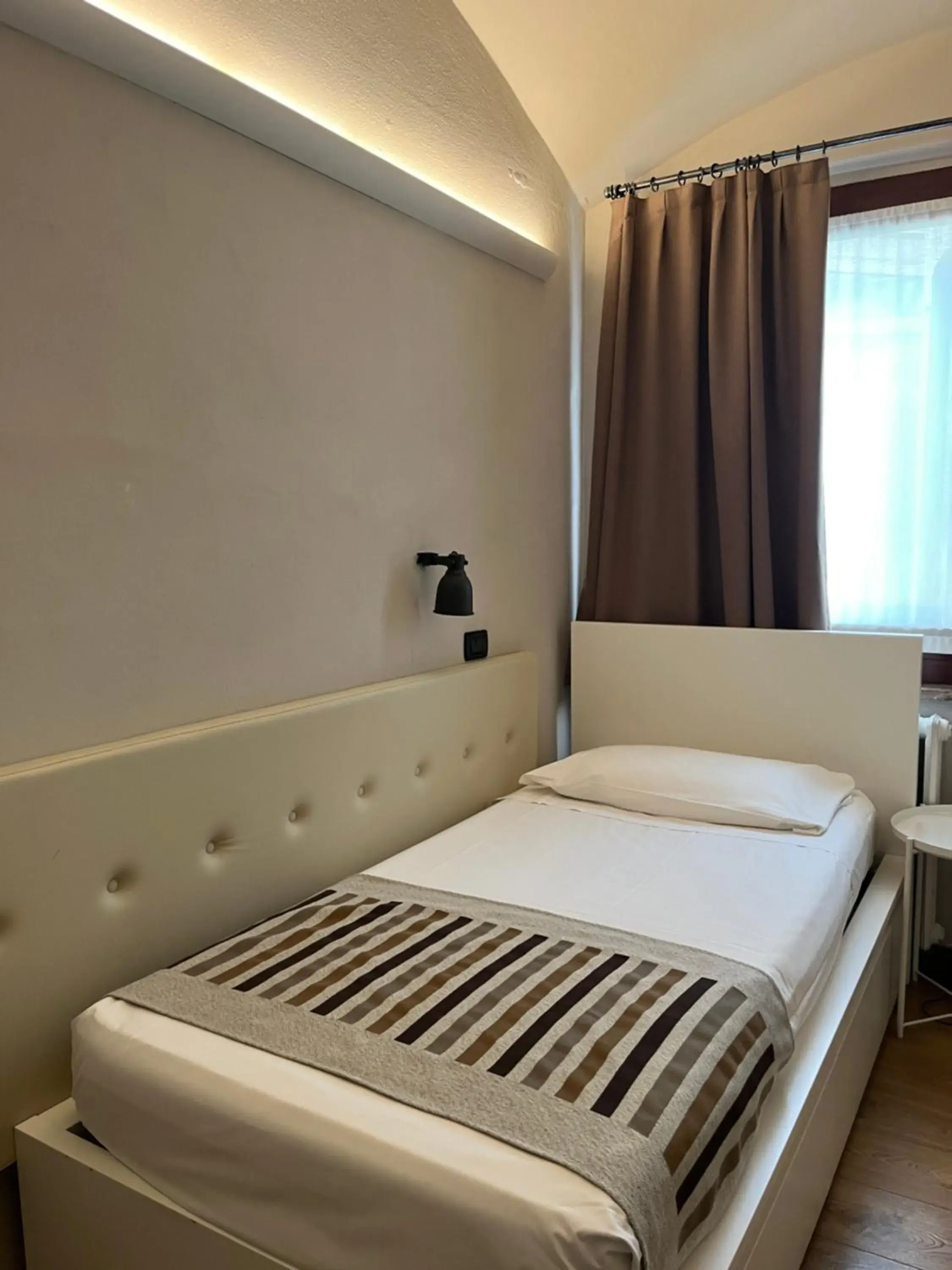 Single Room in Abbazia Bed & Breakfast, MantegnaHotels Single Room in Abbazia Bed & Breakfast, MantegnaHotels