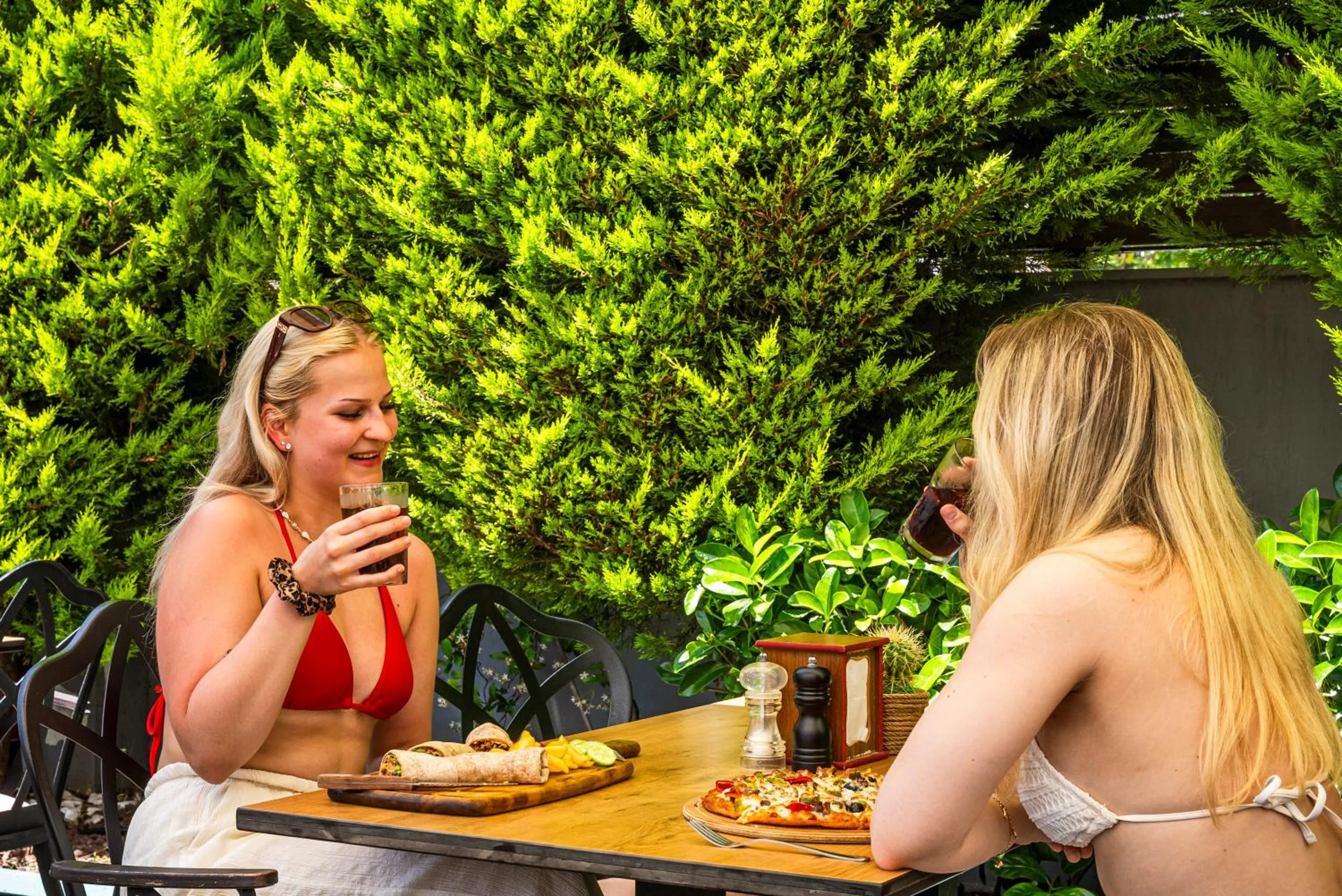 Restaurant/places to eat in HMA Hotel & Suites