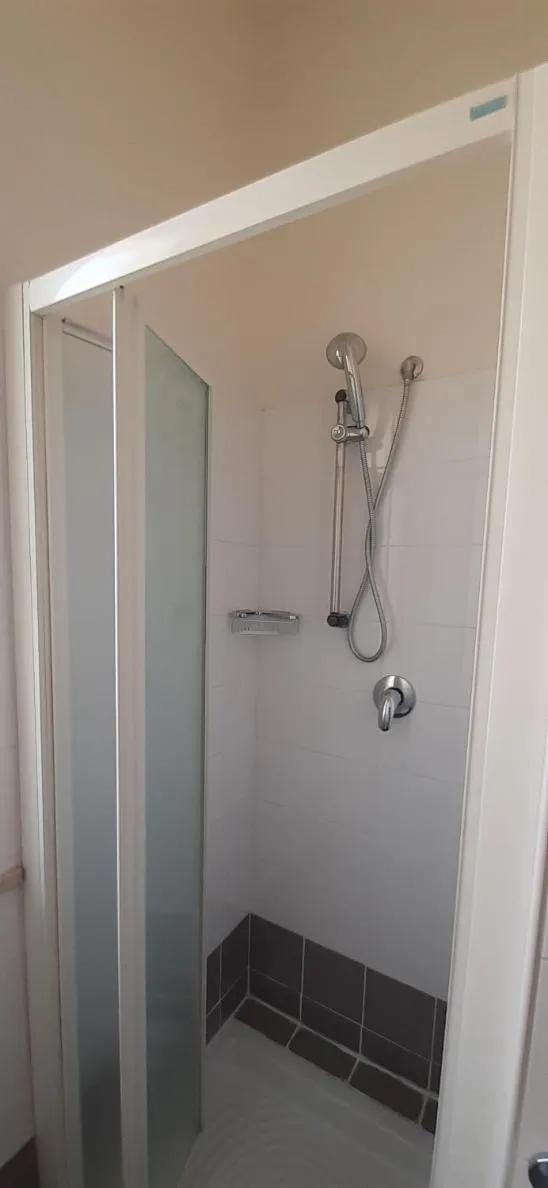 Shower in Hotel Belmar