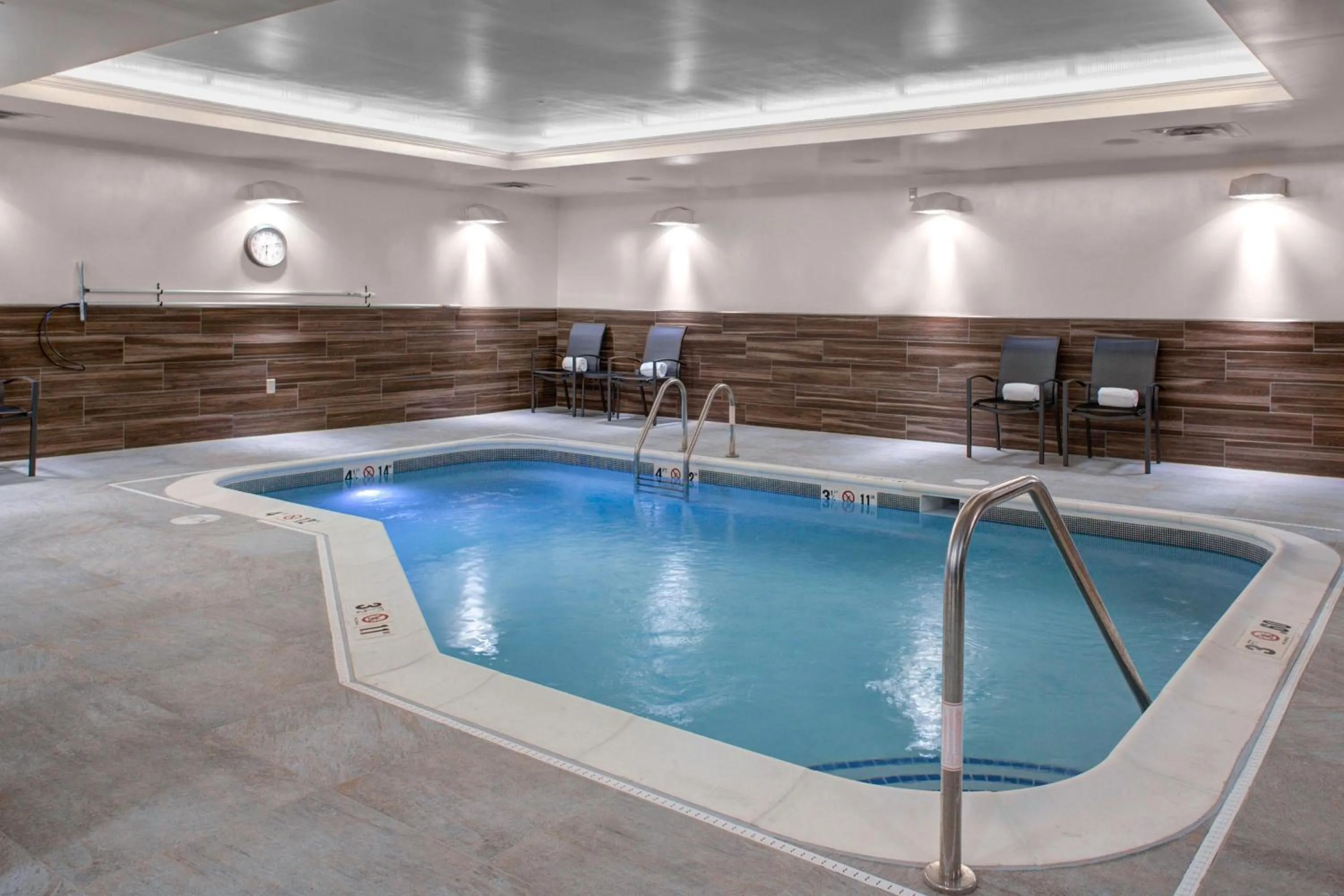 Swimming pool in Fairfield Inn & Suites by Marriott Roanoke Salem