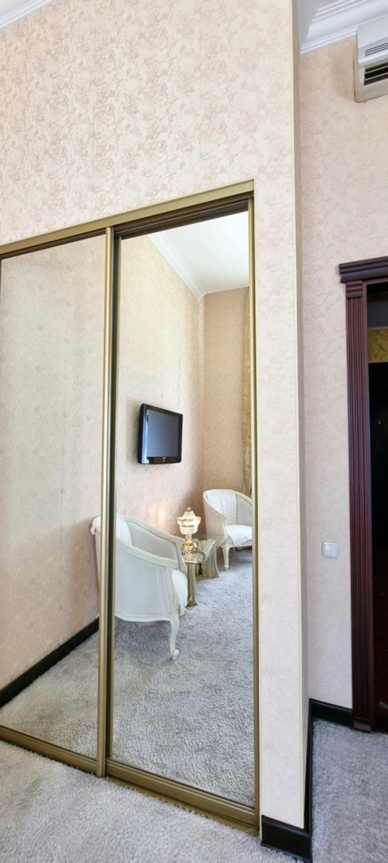 wardrobe, Bed in Oreanda Hotel