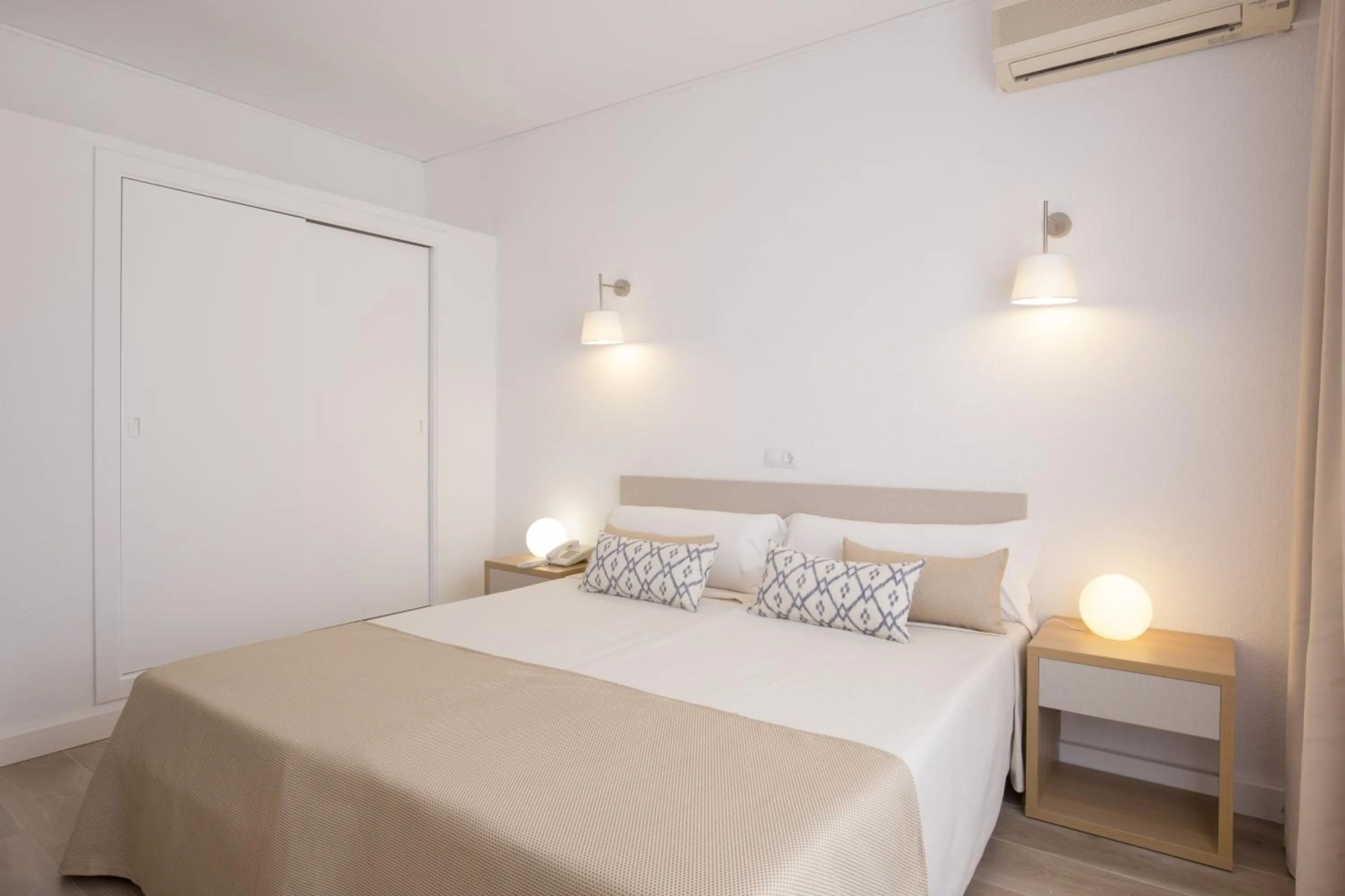 Photo of the whole room, Bed in Cabot Romantic- Adults Only