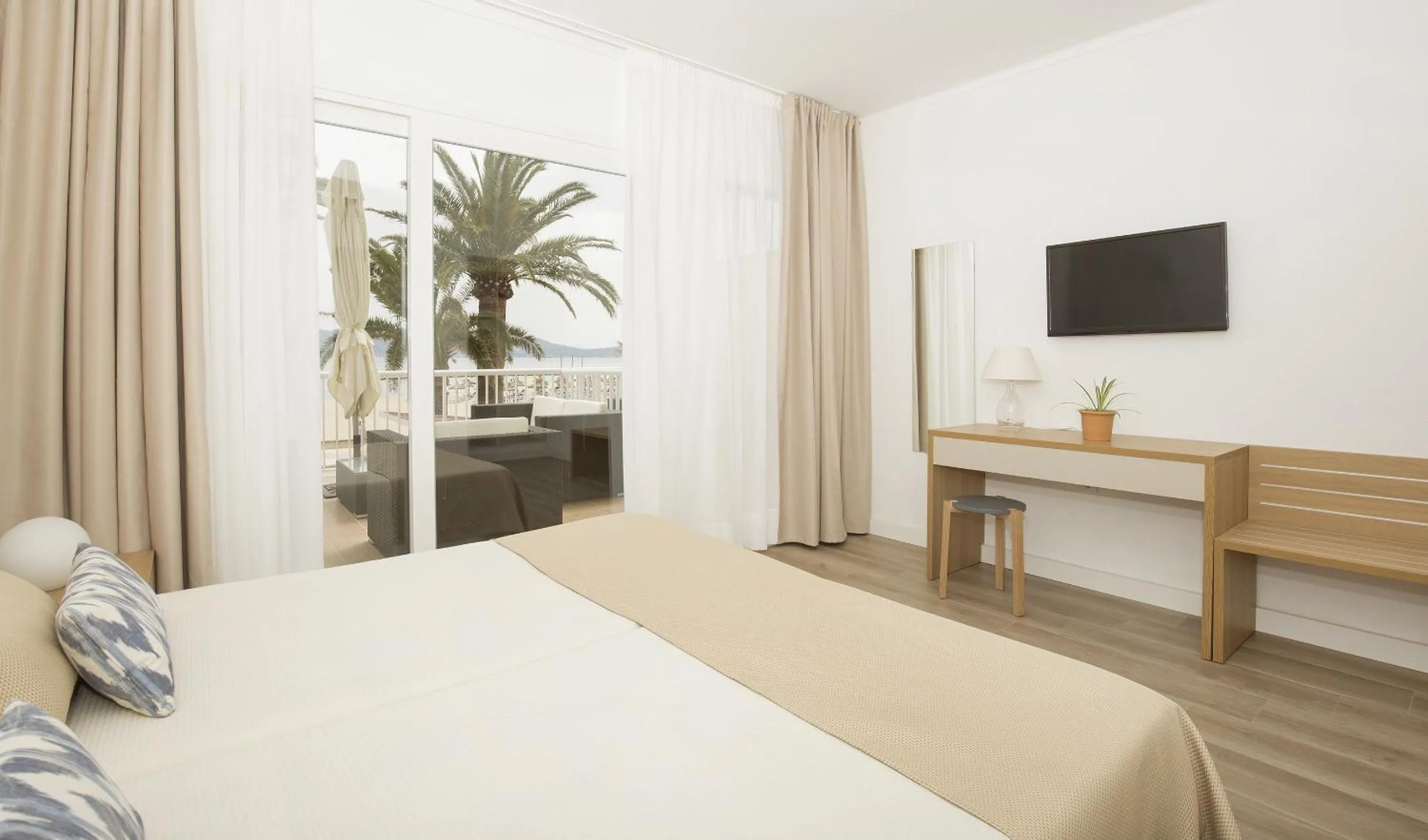 Day, Bed in Cabot Romantic- Adults Only