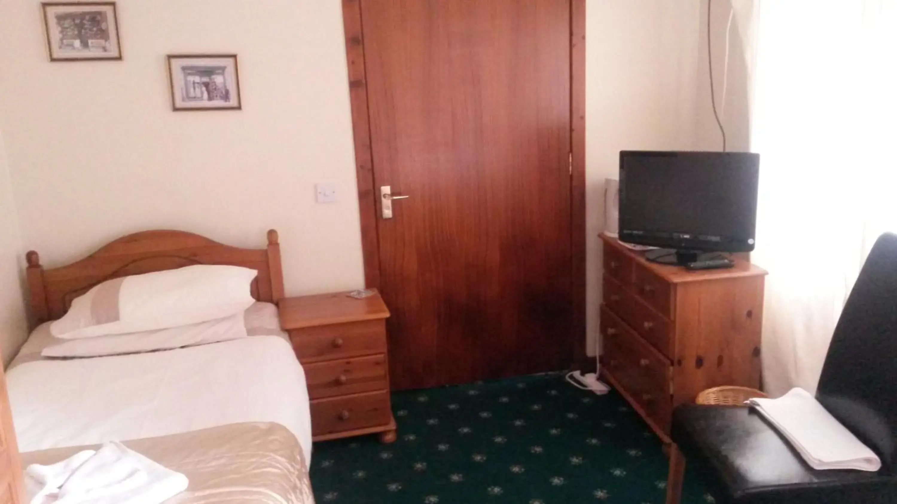 Twin Room with Private Bathroom - single occupancy in Beeches Guest House Twin Room with Private Bathroom - single occupancy in Beeches Guest House