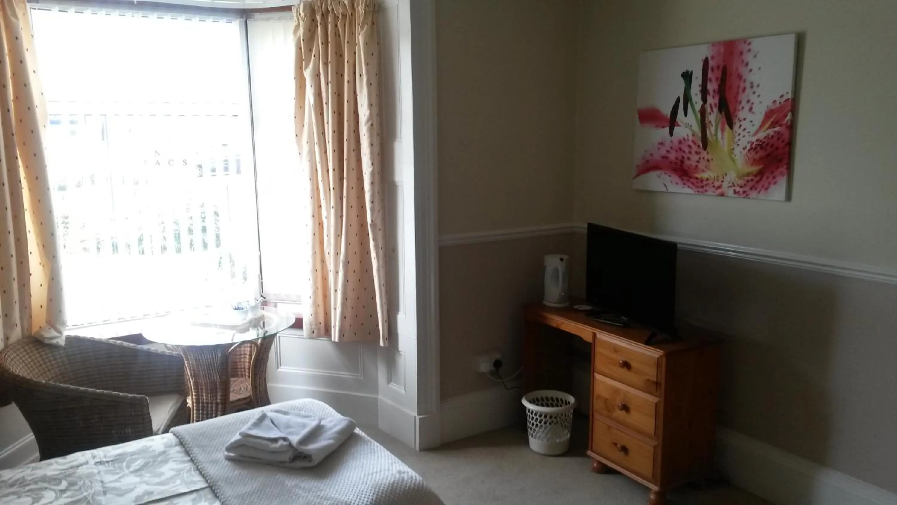 Twin Room with Private External Bathroom - single occupancy in Beeches Guest House