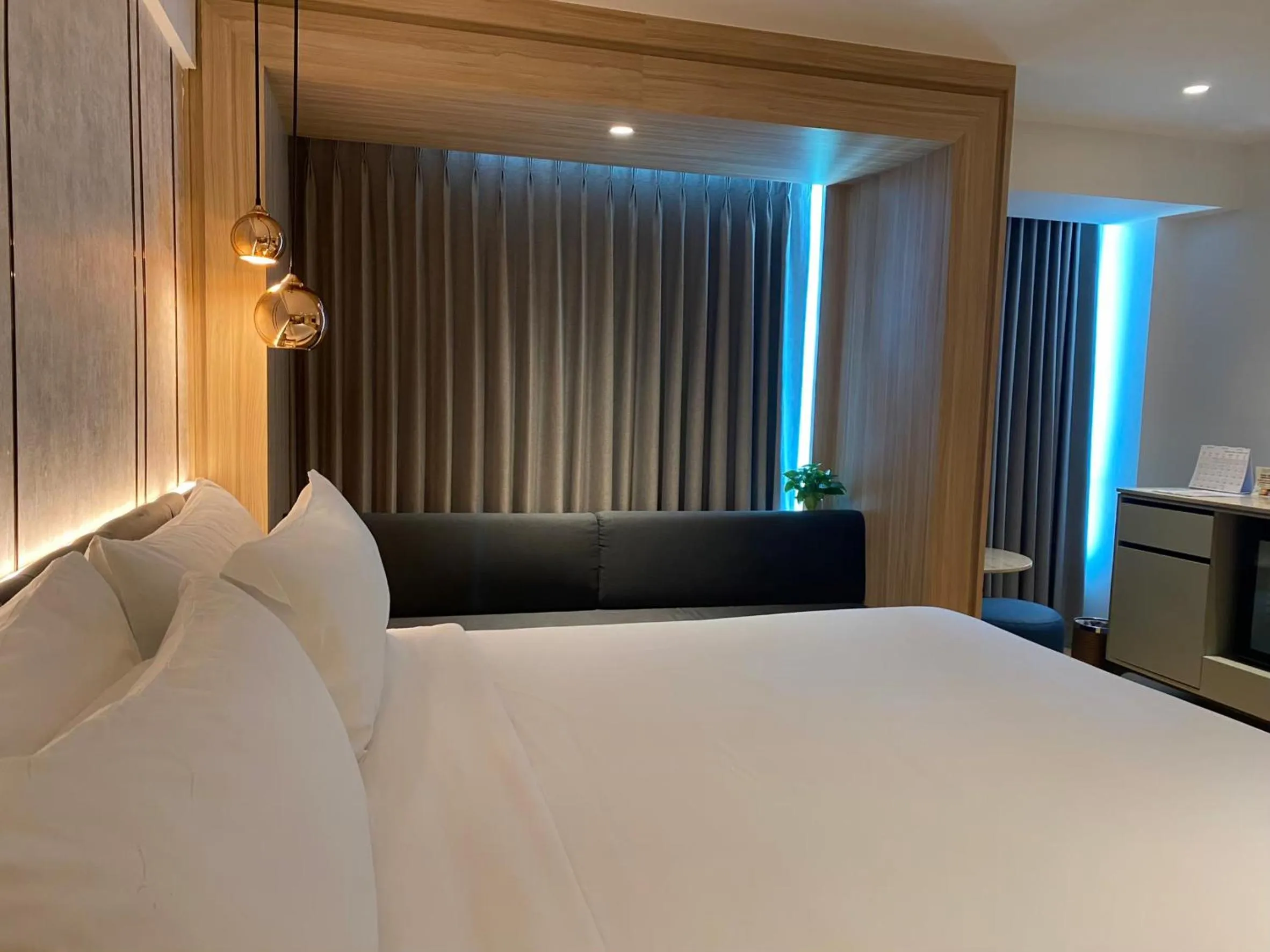 Bedroom, Bed in Miracle Grand Convention Hotel