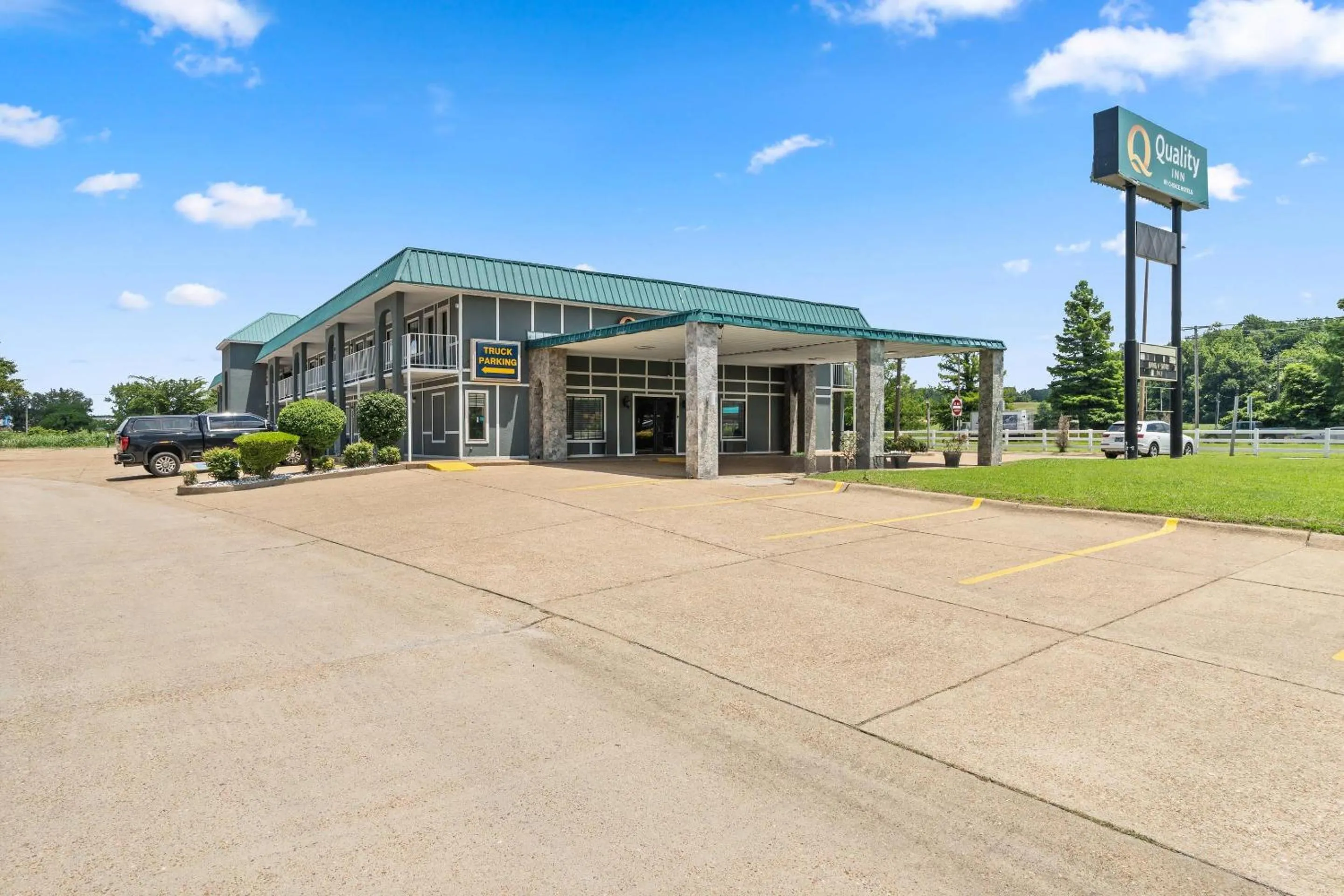 Property building in Quality Inn Forrest City I-40