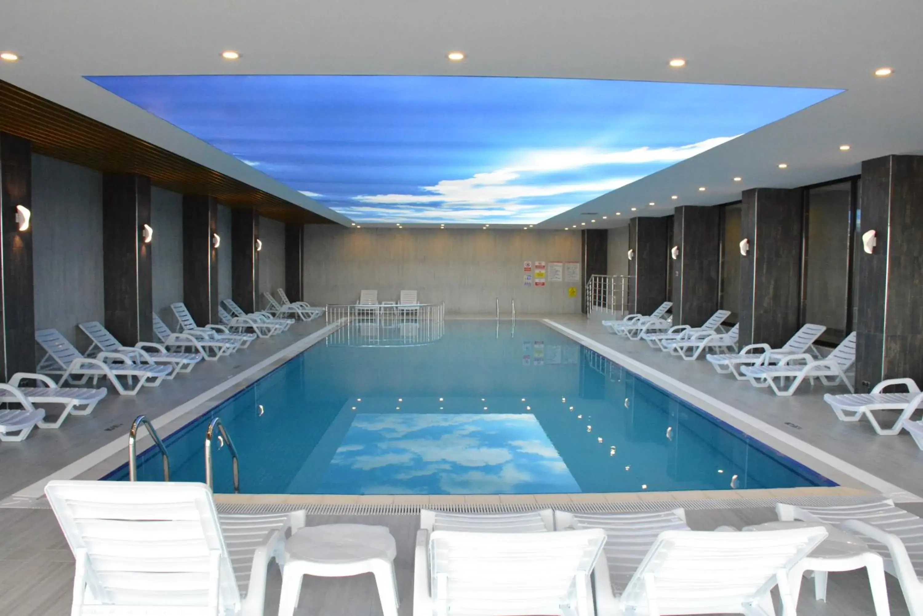 Swimming pool in Ramada By Wyndham Giresun Piraziz Swimming pool in Ramada By Wyndham Giresun Piraziz