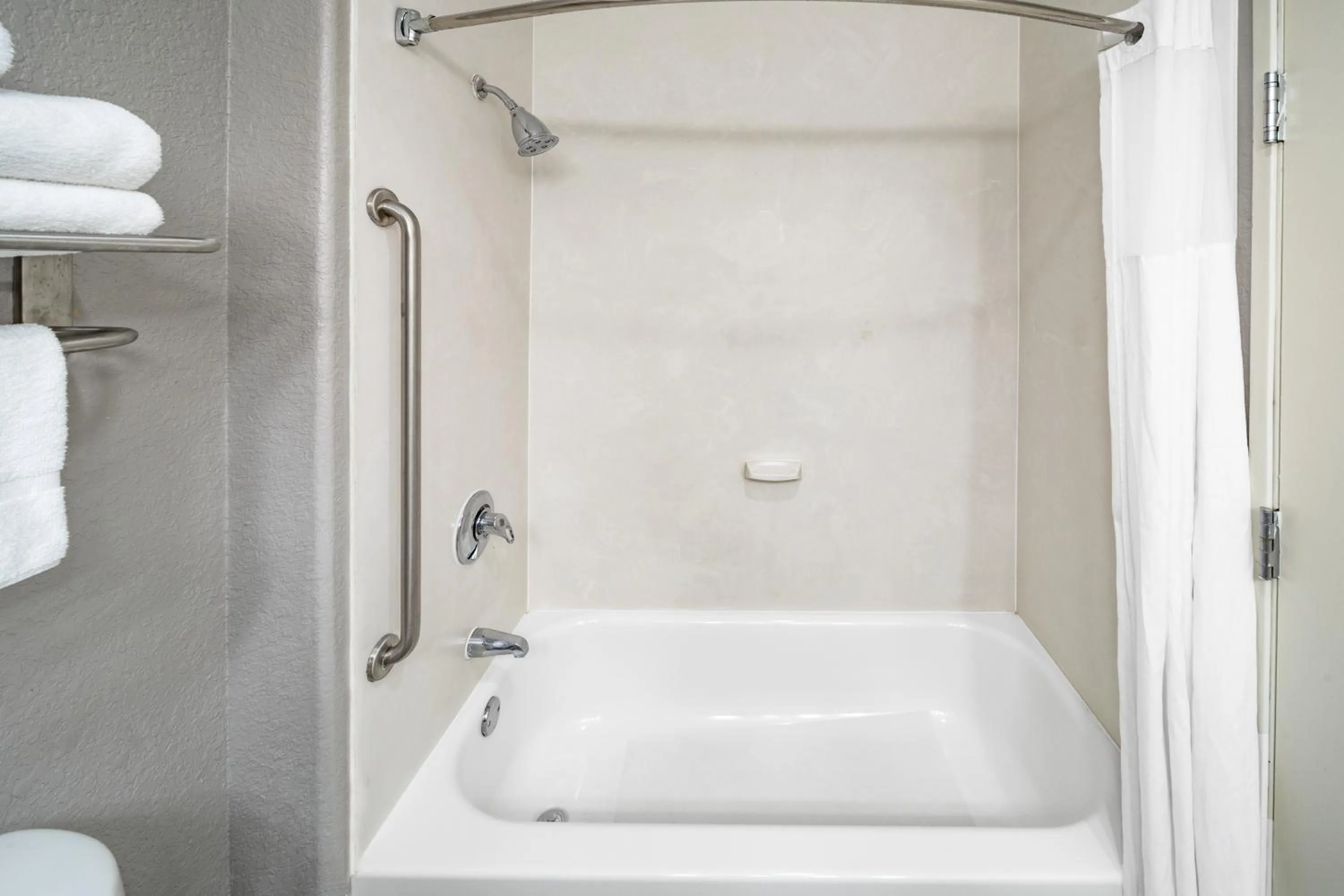 Bath in Days Inn & Suites by Wyndham San Antonio near Frost Bank Center