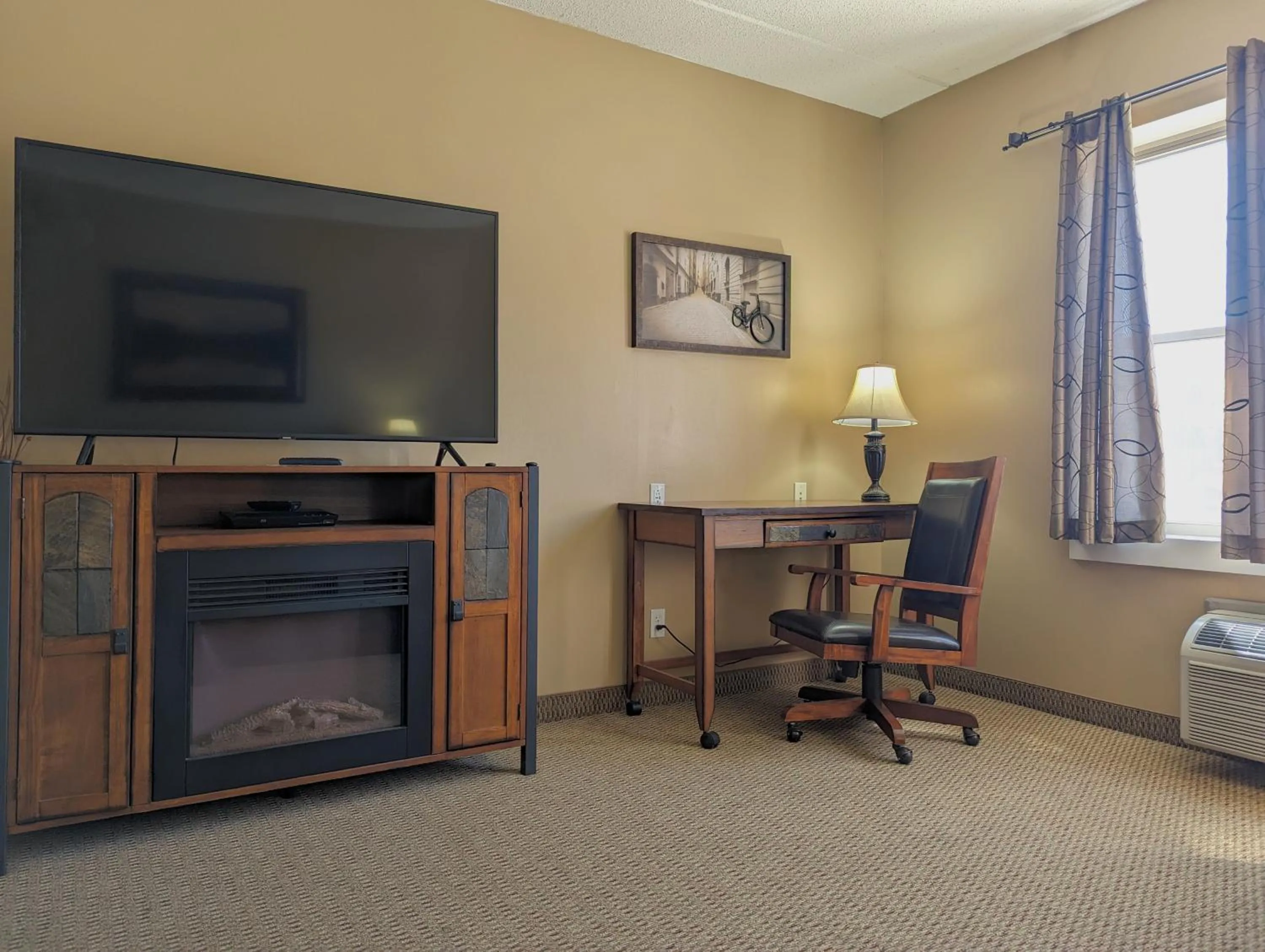 Communal lounge/ TV room in Travelodge by Wyndham Deadwood