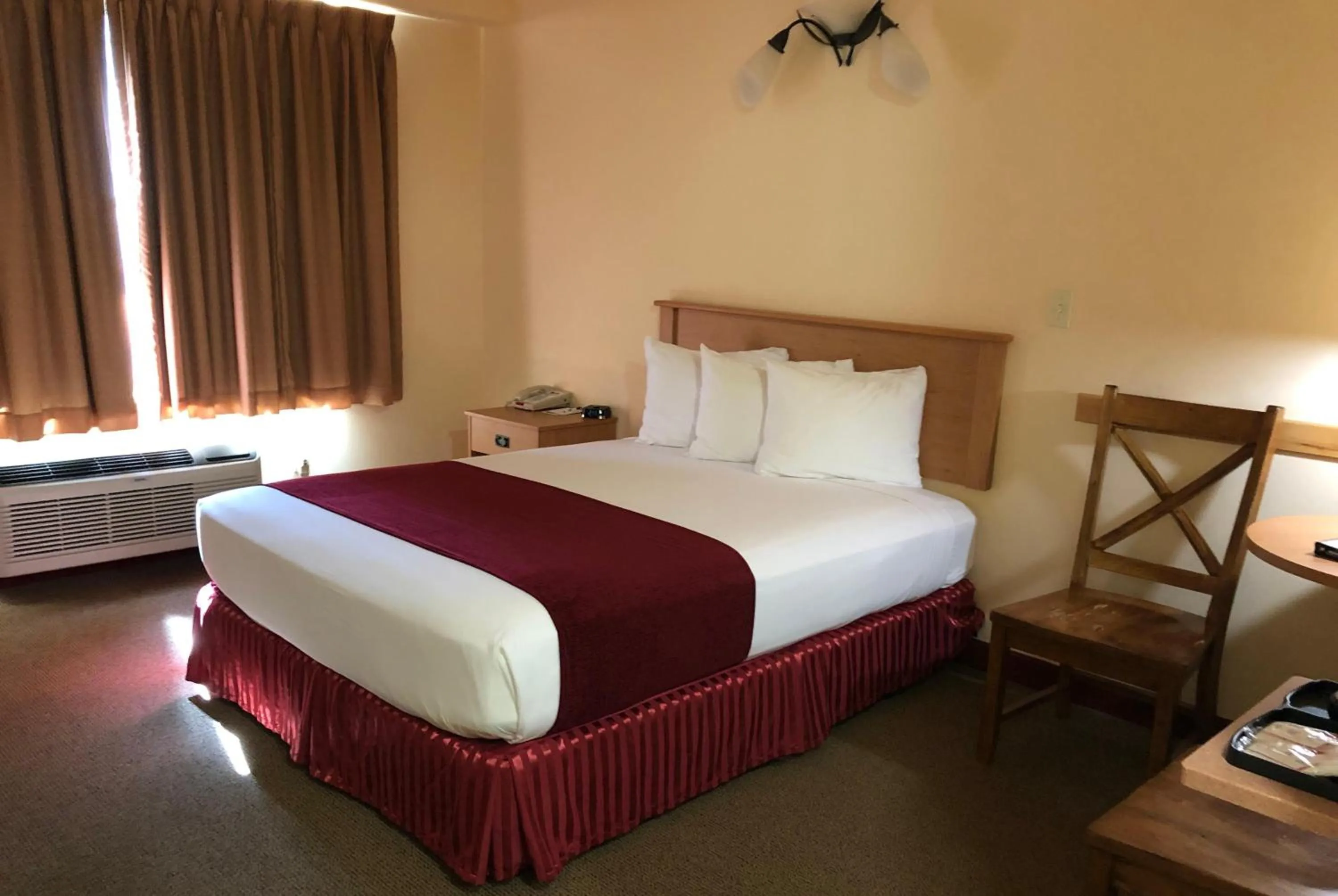 Bedroom, Bed in Travelodge by Wyndham Deadwood