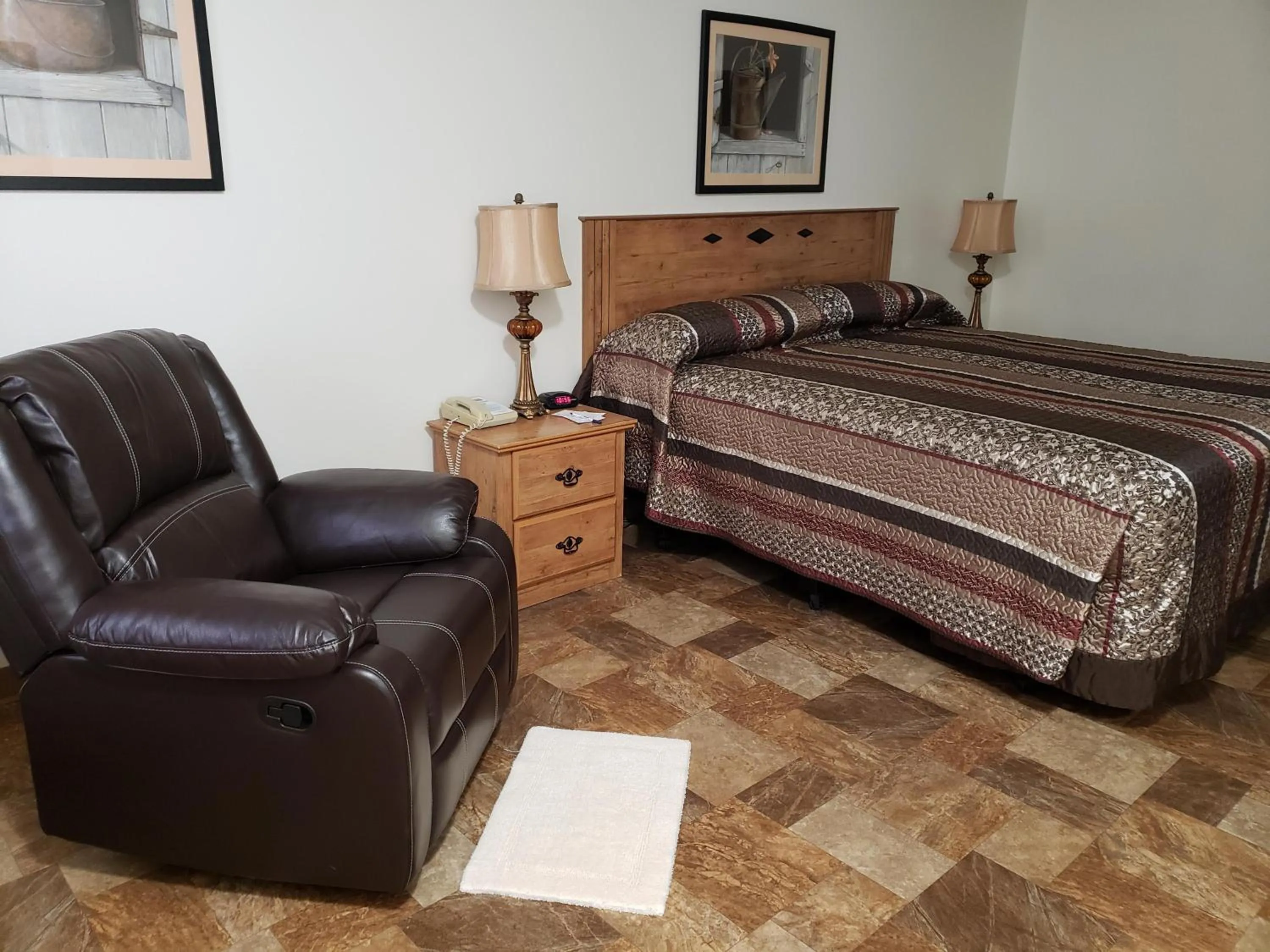 Bedroom, Bed in Travelodge by Wyndham Deadwood