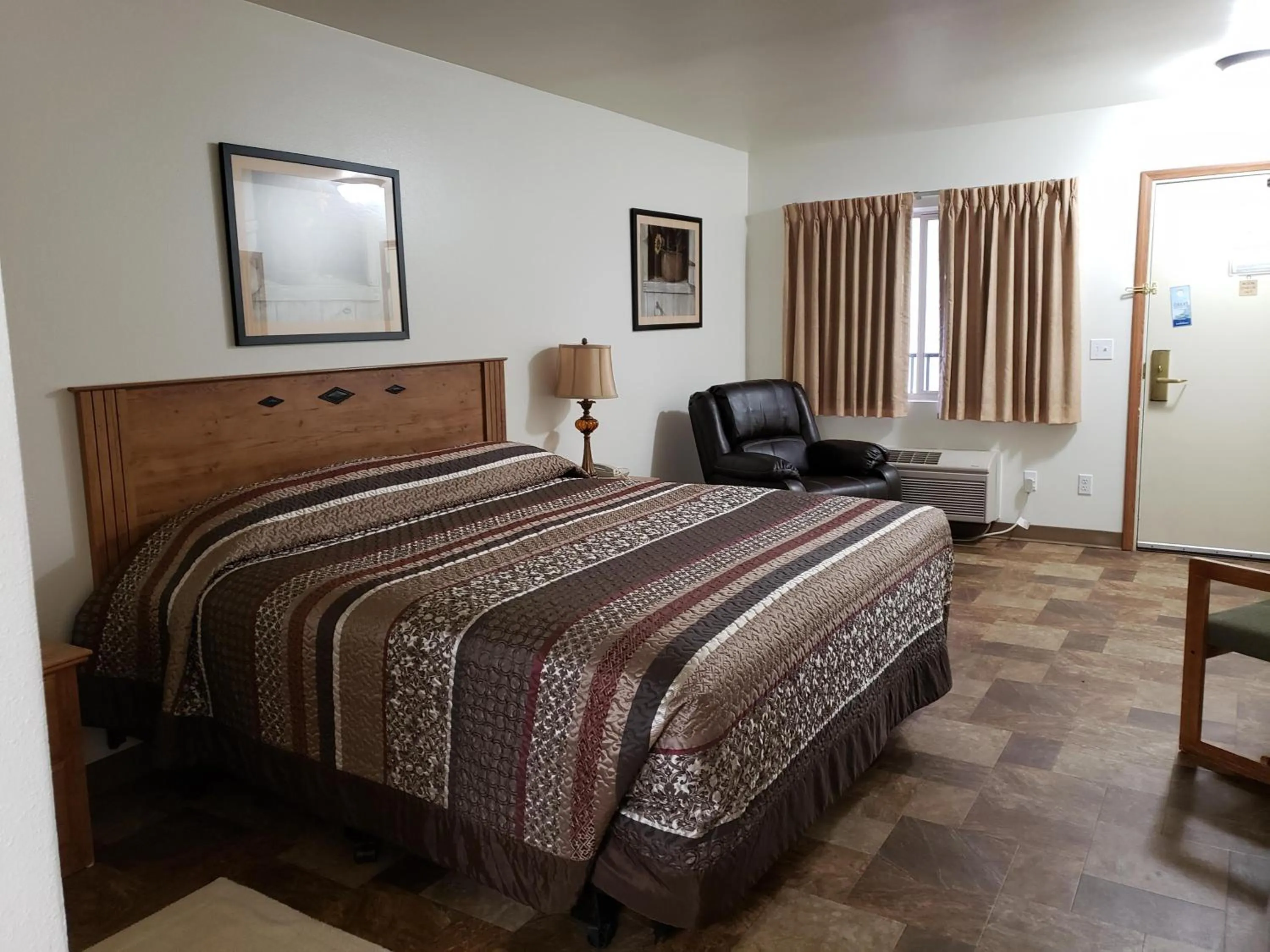 Bedroom, Bed in Travelodge by Wyndham Deadwood