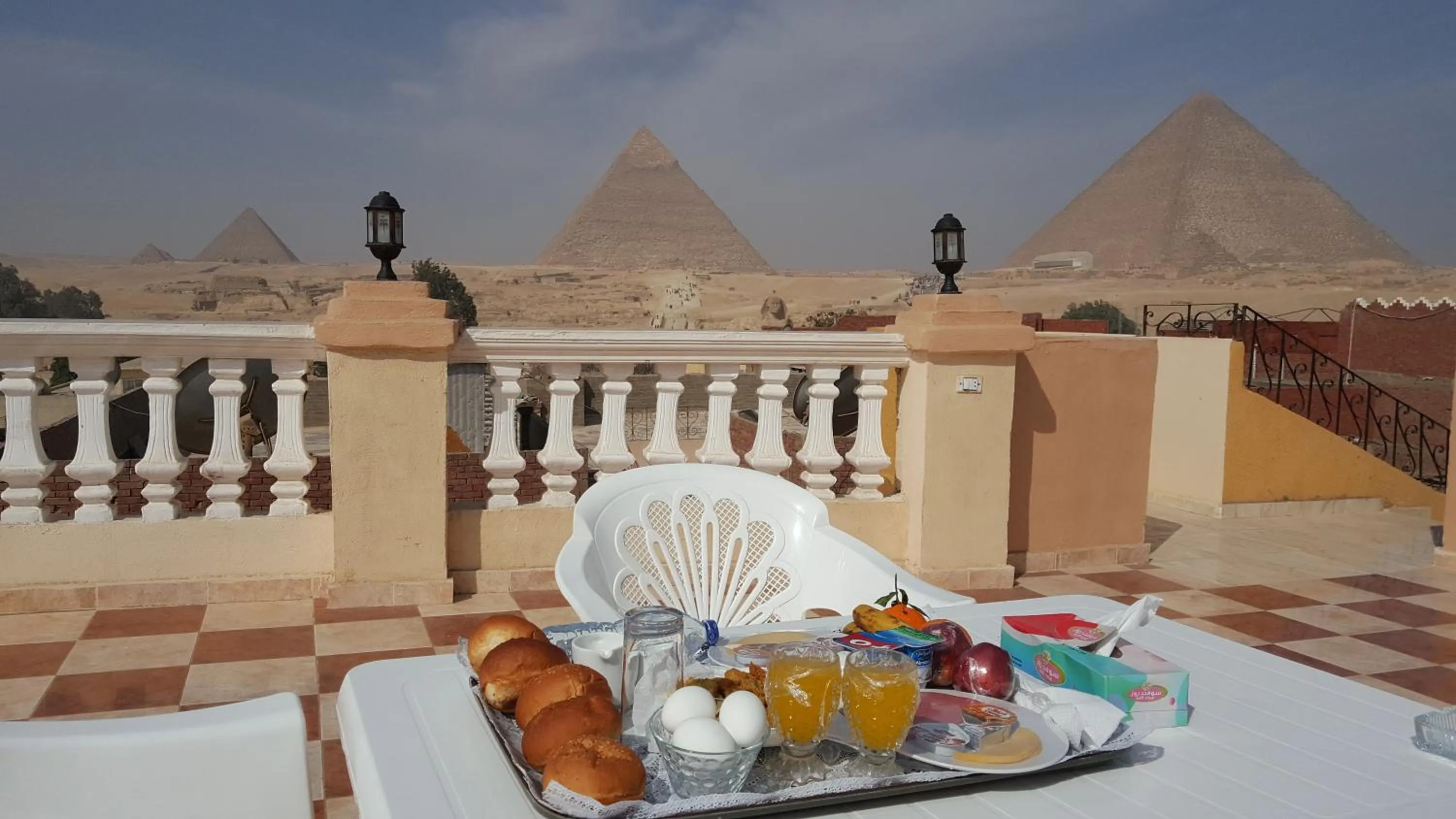 Restaurant/places to eat in Royal Pyramids Inn