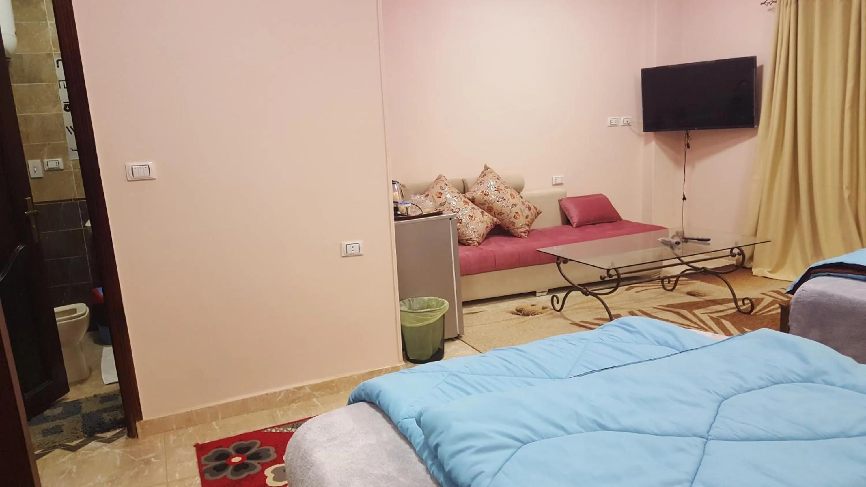 Bed in Royal Pyramids Inn