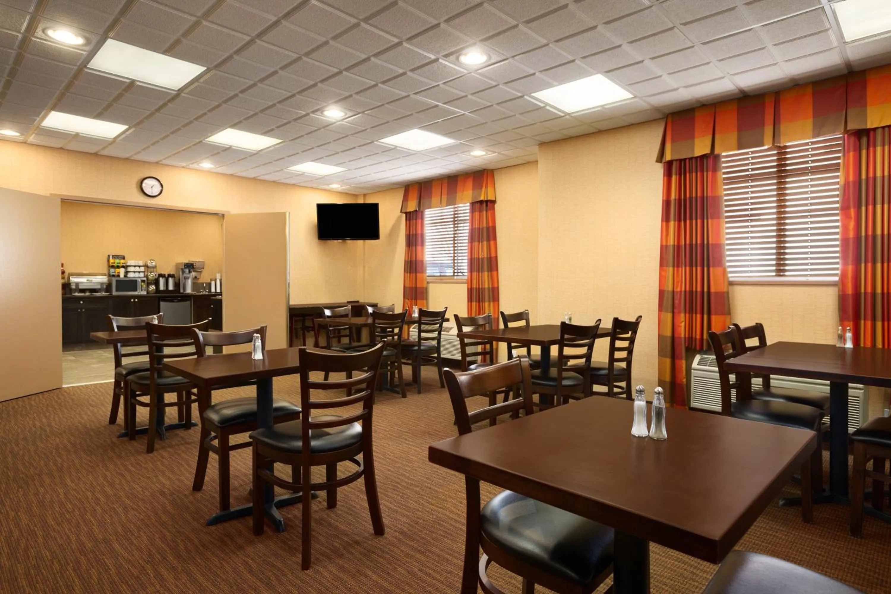 Restaurant/places to eat in Ramada by Wyndham Surrey/Langley