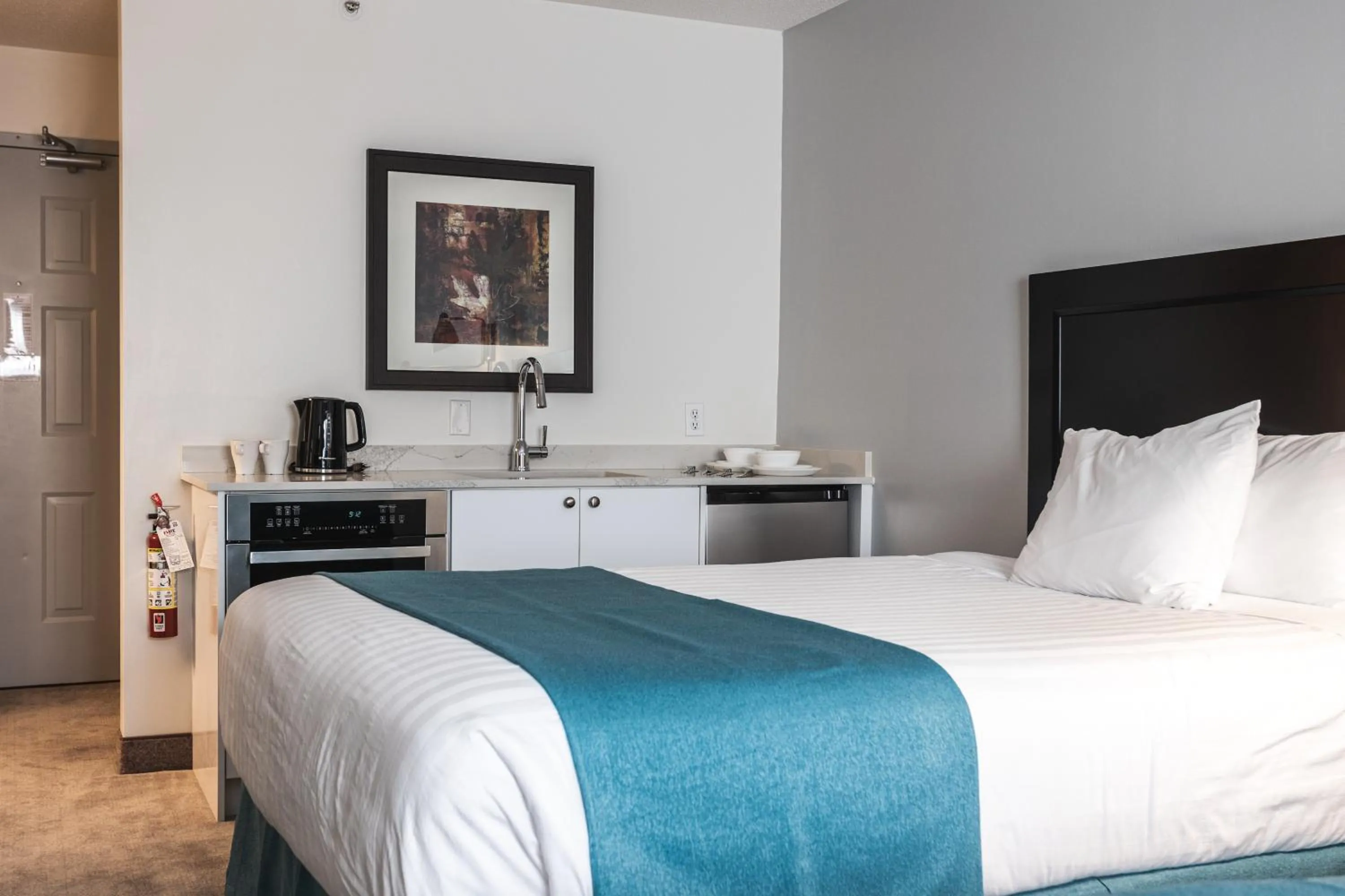 Kitchen or kitchenette, Bed in Ramada by Wyndham Surrey/Langley