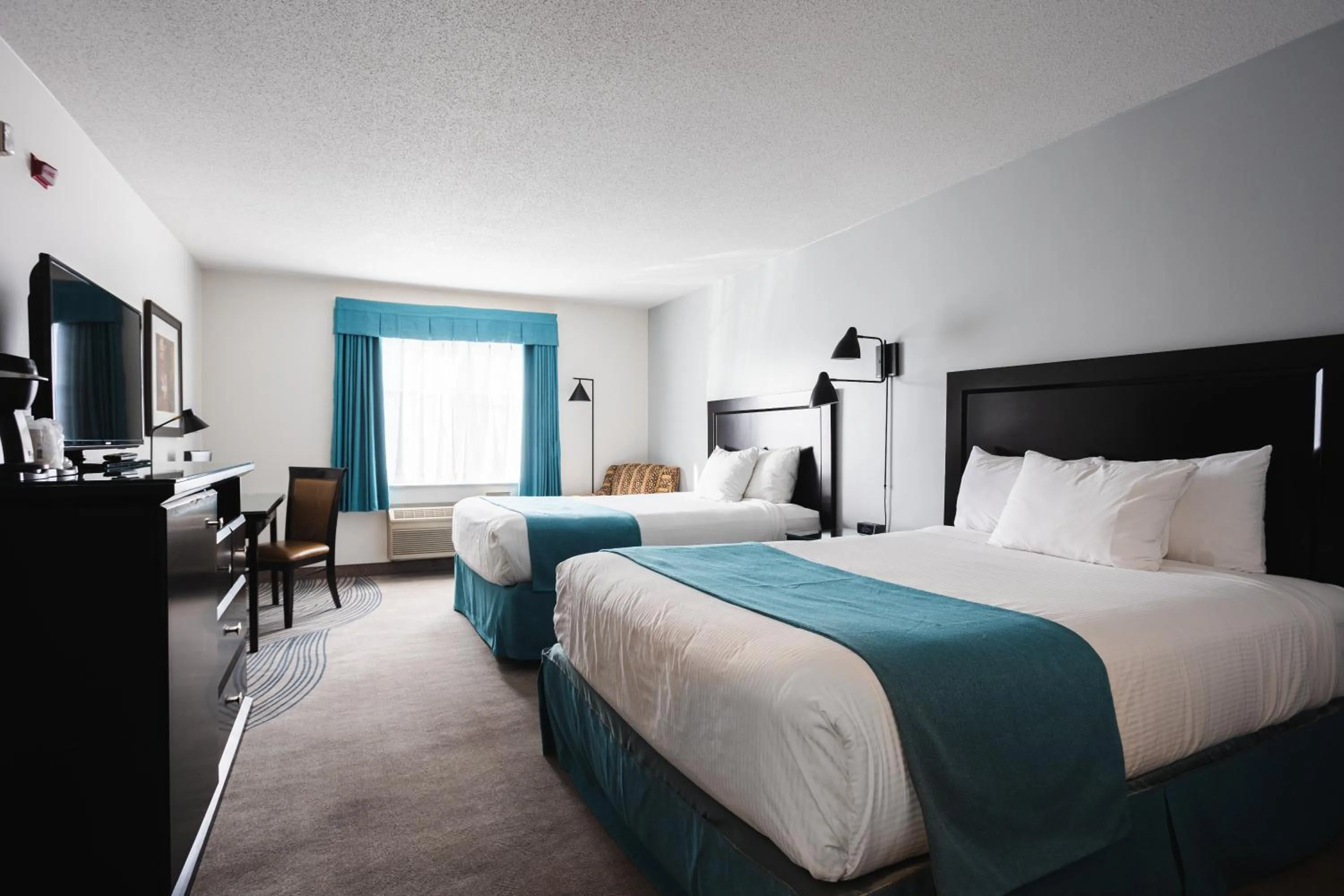 Photo of the whole room, Bed in Ramada by Wyndham Surrey/Langley