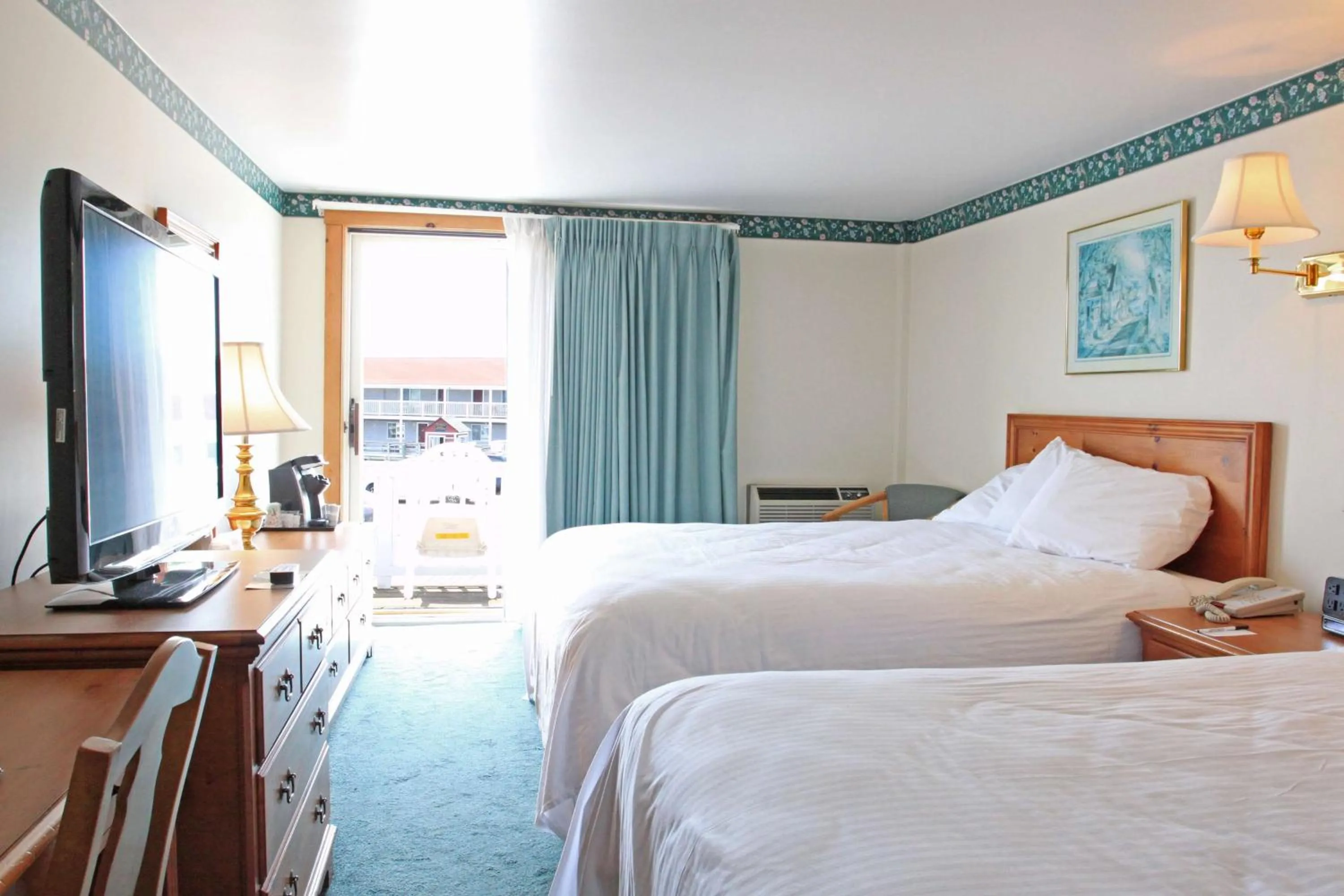 Two Queens Wharf Pier in Tugboat Inn