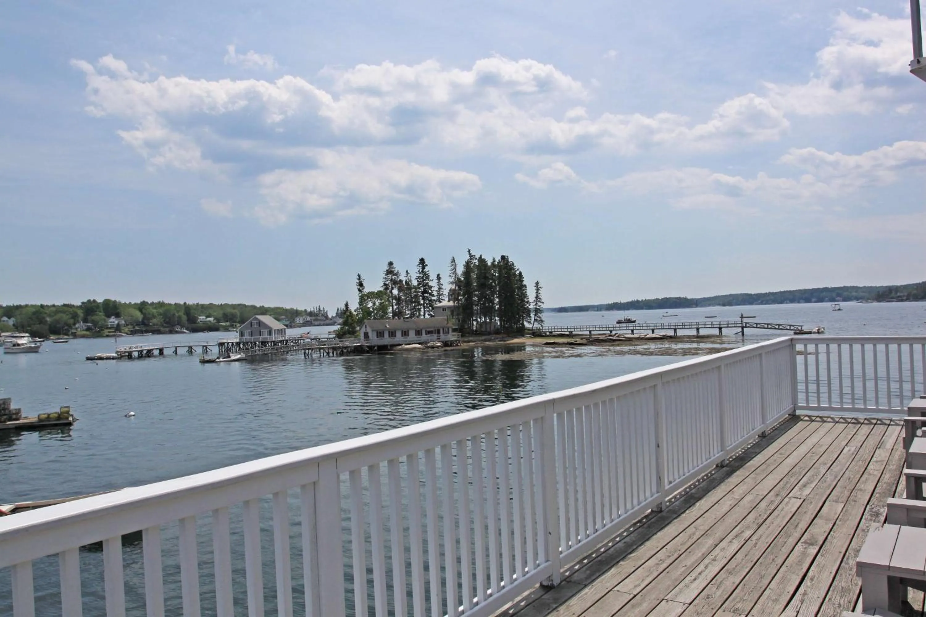 One Queen Tugboat, 2nd Level in Tugboat Inn