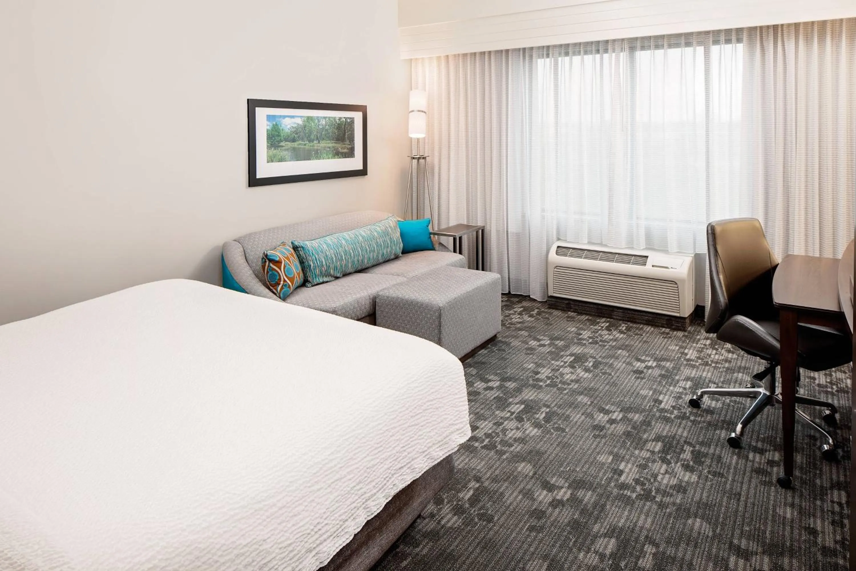 Photo of the whole room, Bed in Courtyard by Marriott Houma