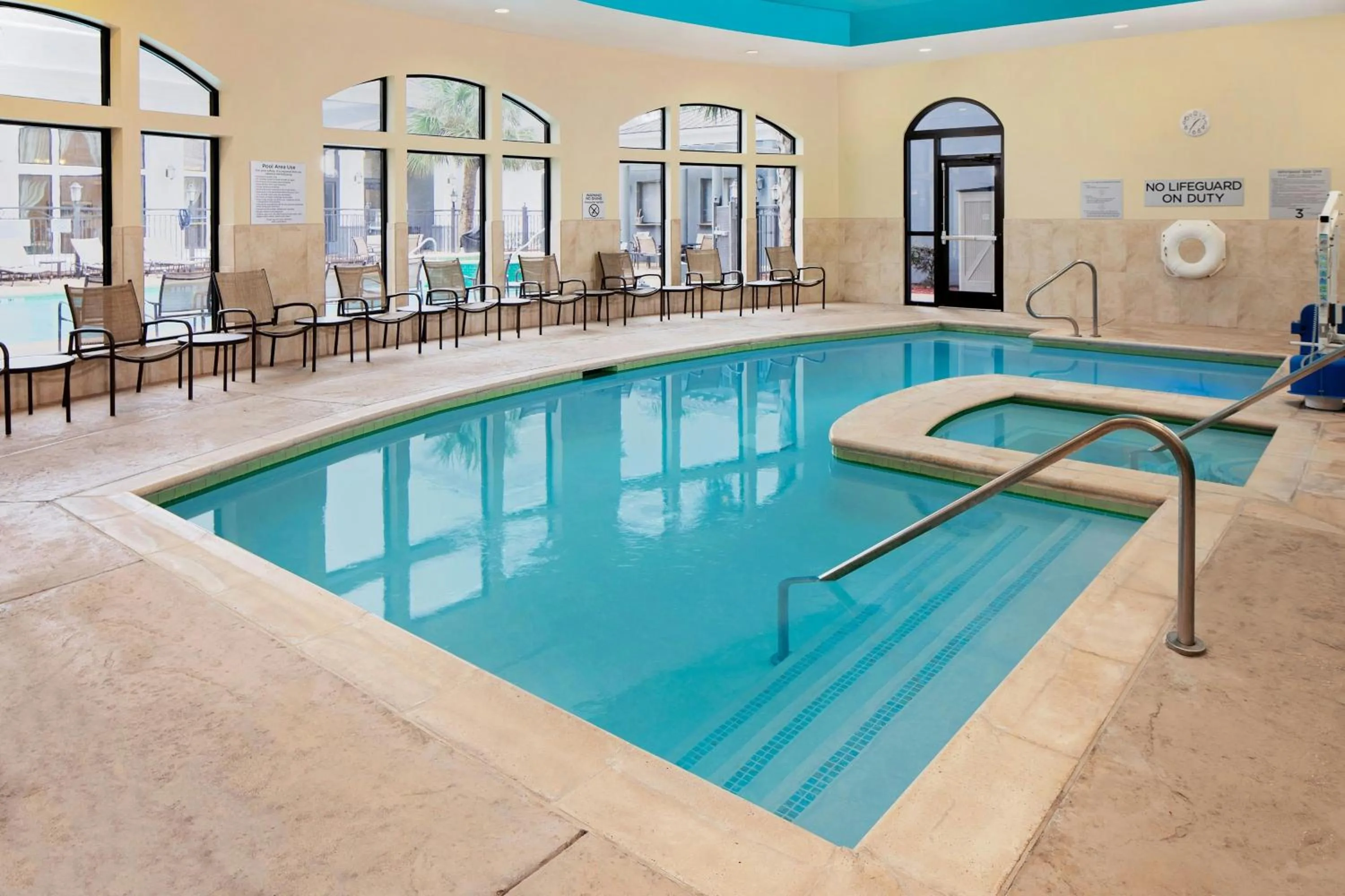 Swimming pool in Courtyard by Marriott Houma